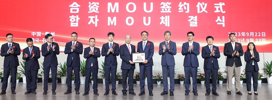 (왼쪽 일곱번째부터) 천쉐화 화유코발트 동사장, 남철 LG화학 첨단소재사업본부장 부사장. 사진제공=LG화학.