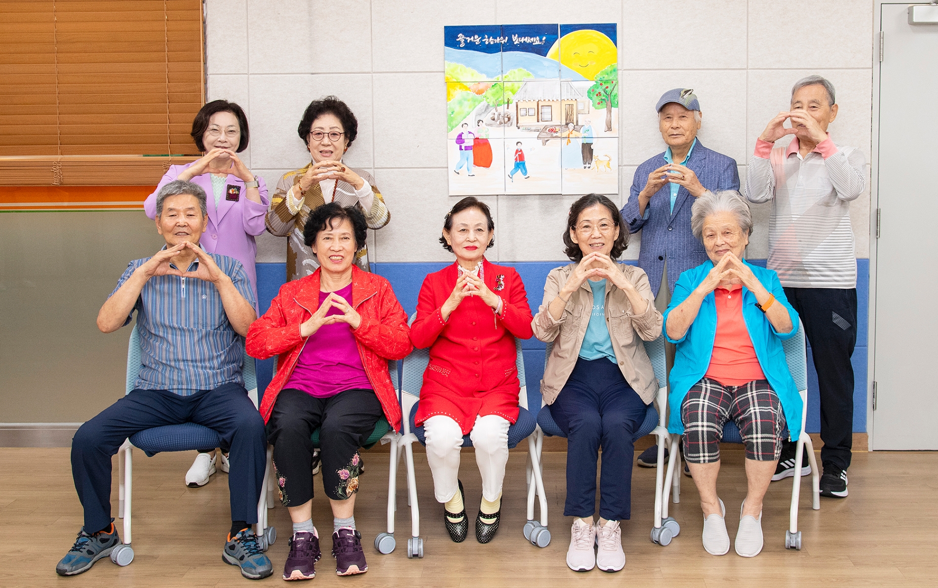박희영 용산구청장(뒷줄 왼쪽)이 지난 21일 구 치매안심센터에서 진행된 프로그램에 참여해 어르신과 기념촬영을 하는 모습./사진제공=용산구