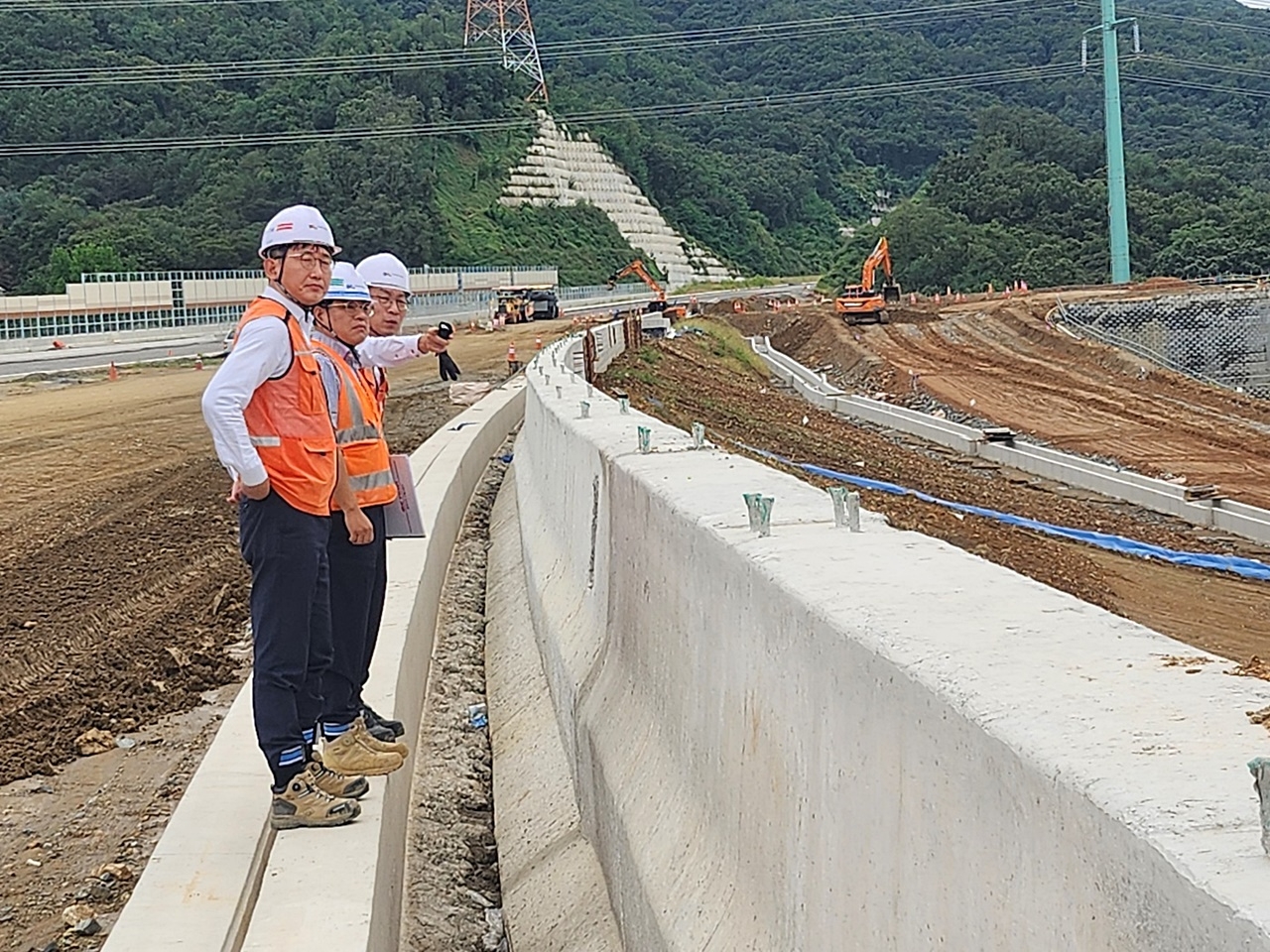 곽수윤 DL건설 대표이사(오른쪽)가 지난 21일 ‘안성구리12공구’ 현장을 방문해 특별 안전점검을 진행하는 모습./사진제공=DL건설
