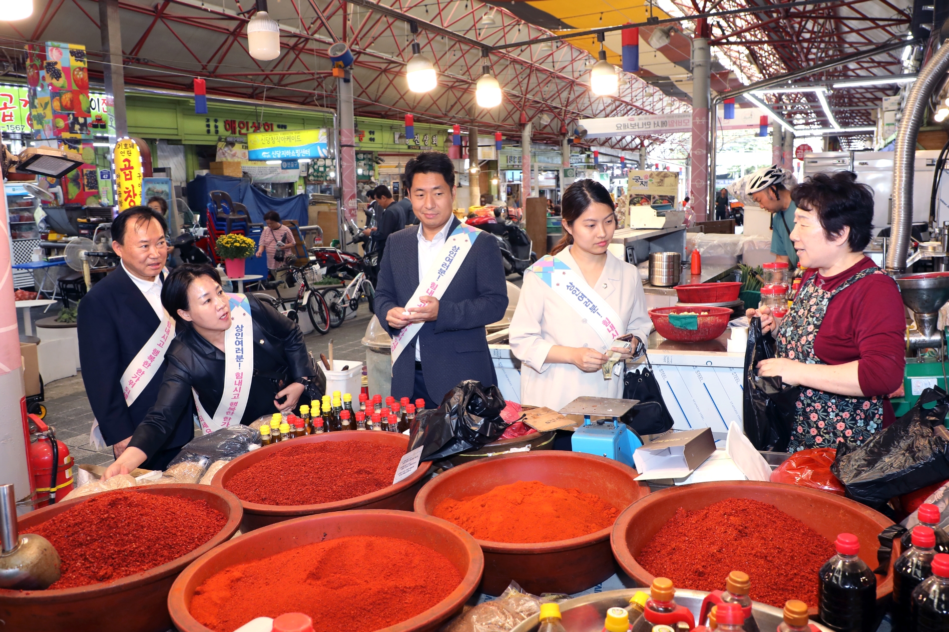 왼쪽부터 소재권, 양은미, 허상욱, 손주하 의원이 상인과 소통하는 모습./사진제공=중구의회