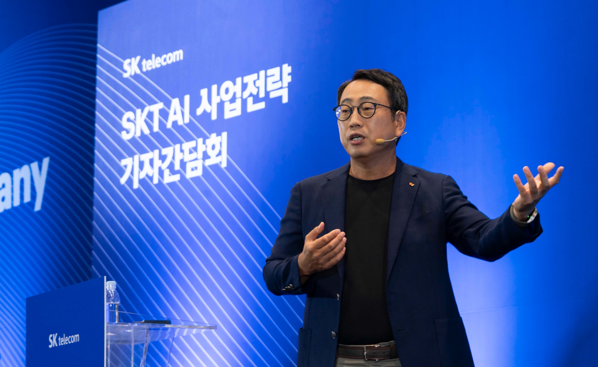 유영상 SK텔레콤 대표가 26일 SK T타워 수펙스홀에서 열린 ‘SKT AI 사업전략 기자간담회’에서 키노트를 발표하고 있다. / 사진제공=SKT