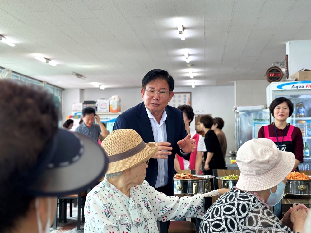 박강수 마포구청장이 효도밥상 급식기관에서 어르신들과 소통하는 모습./사진제공=마포구