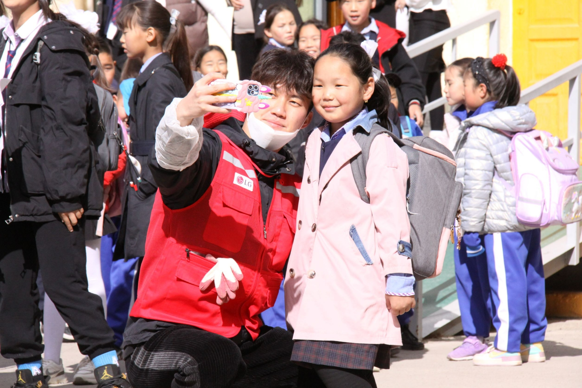 LG전자 Life’s Good 임직원 해외 봉사단이 몽골 수도 울란바토르 가초르트 지구에 위치한 샤하르트 초·중학교에서 교육환경 개선 봉사활동을 진행했다./사진제공=LG전