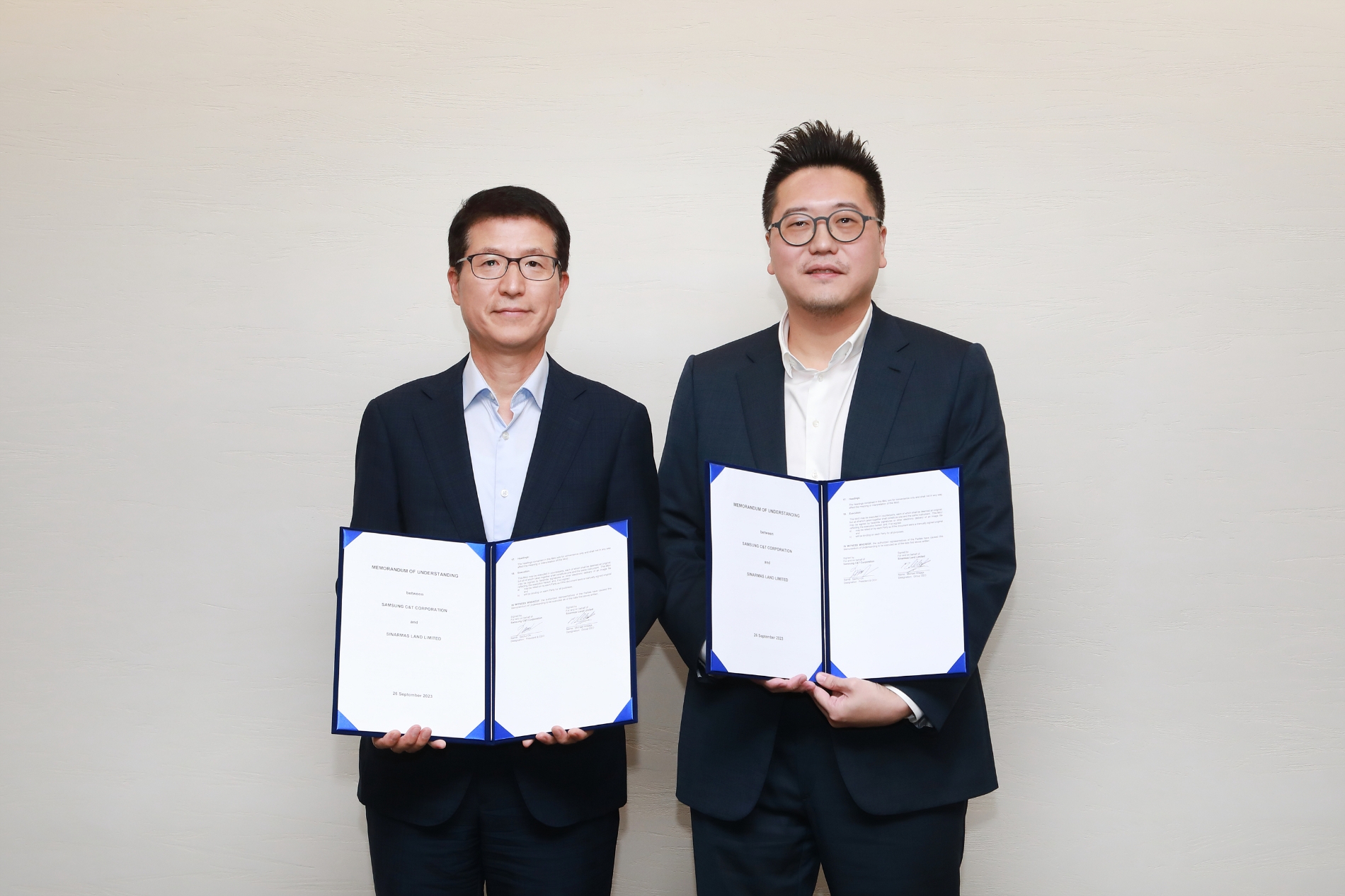 삼성물산 건설부문 오세철 대표(사진 좌측)와 시나르 마스 랜드 마이클 위자야 대표가 업무협약 체결 후 기념사진을 촬영하고 있다. / 사진제공=삼성물산 건설부