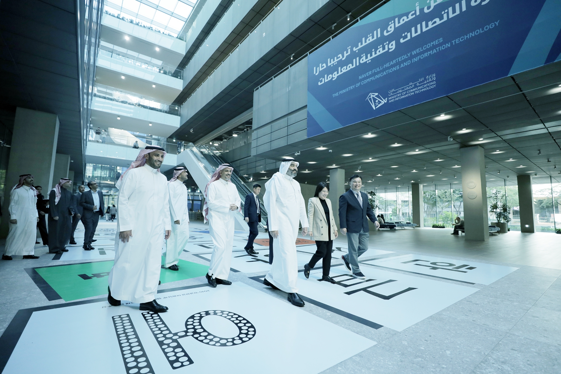 5일 압둘라 알스와하 사우디아라비아 통신정보기술부 장관과 그 일행이 네이버 1784를 방문해 네이버의 첨단기술을 체험하고 기술 협력을 논의했다. / 사진제공=네이버