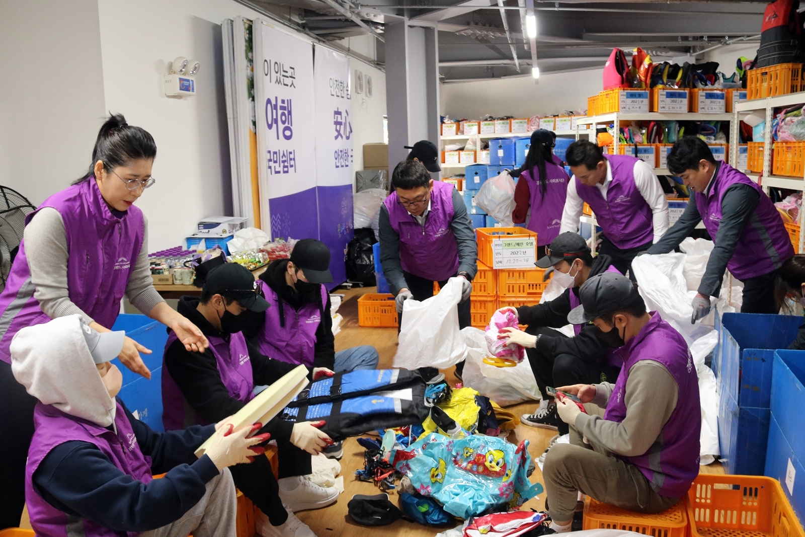 강원랜드 봉사단이 유실물 기부를 위한 선별 작업을 진행하는 모습./사진제공=강원랜드