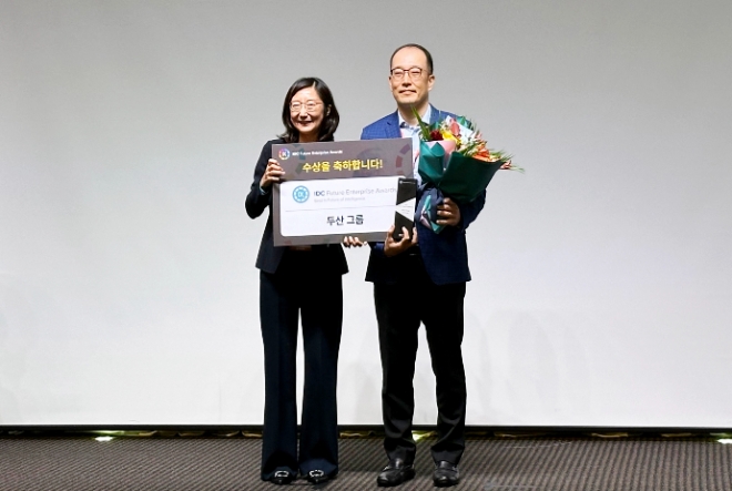 두산그룹(회장 박정원)은 17일, 서울시 강남구 소노펠리체 컨벤션에서 개최된 ‘IDC 퓨처 엔터프라이즈 어워드(Future Enterprise Awards)’ 시상식에서 국내 ‘미래의 인텔리전스’ 부문 최우수기업으로 선정돼 수상했다. 사진제공=두산그룹.
