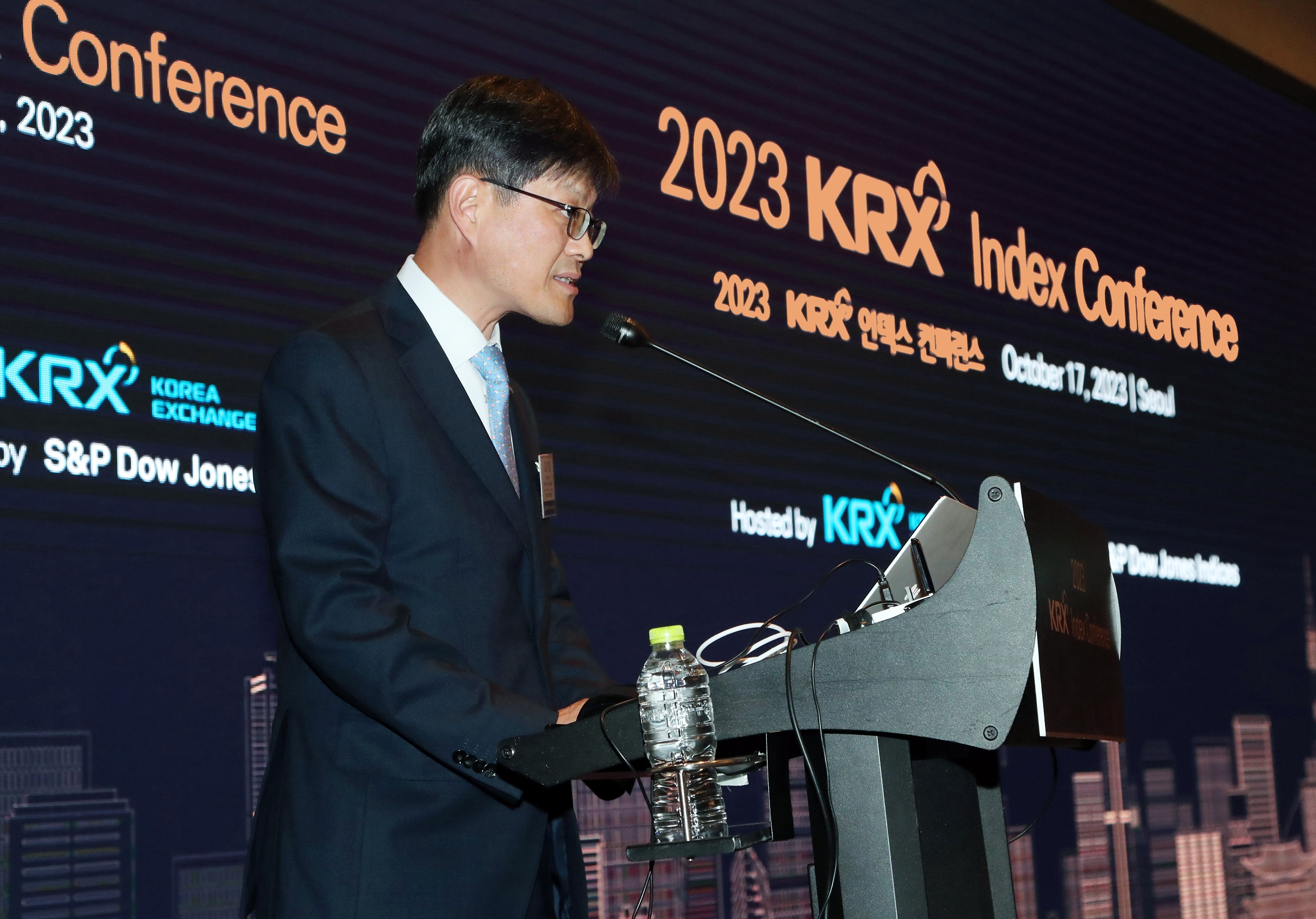 김기경 한국거래소 부이사장(경영지원본부장)이 17일 여의도 콘래드호텔에서 개최된 ‘2023 KRX 인덱스 컨퍼런스’에서 개회사를 하고 있다. /사진제공 = 한국거래소