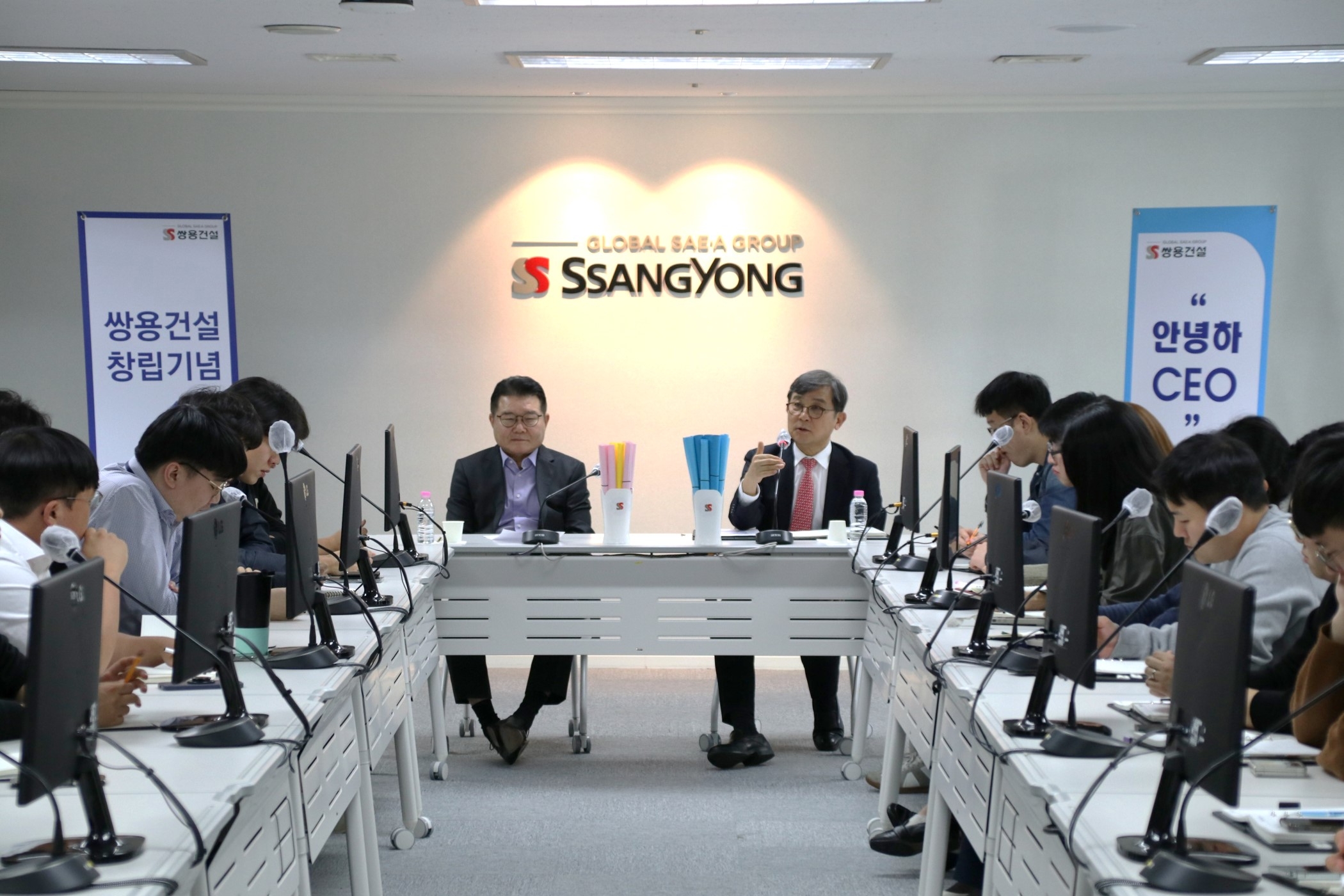 쌍용건설 창립 46주년 기념 '안녕하CEO' 행사에 참석한 김인수(왼쪽), 김기명(오른쪽) 쌍용건설 대표이사 / 사진제공=쌍용건설