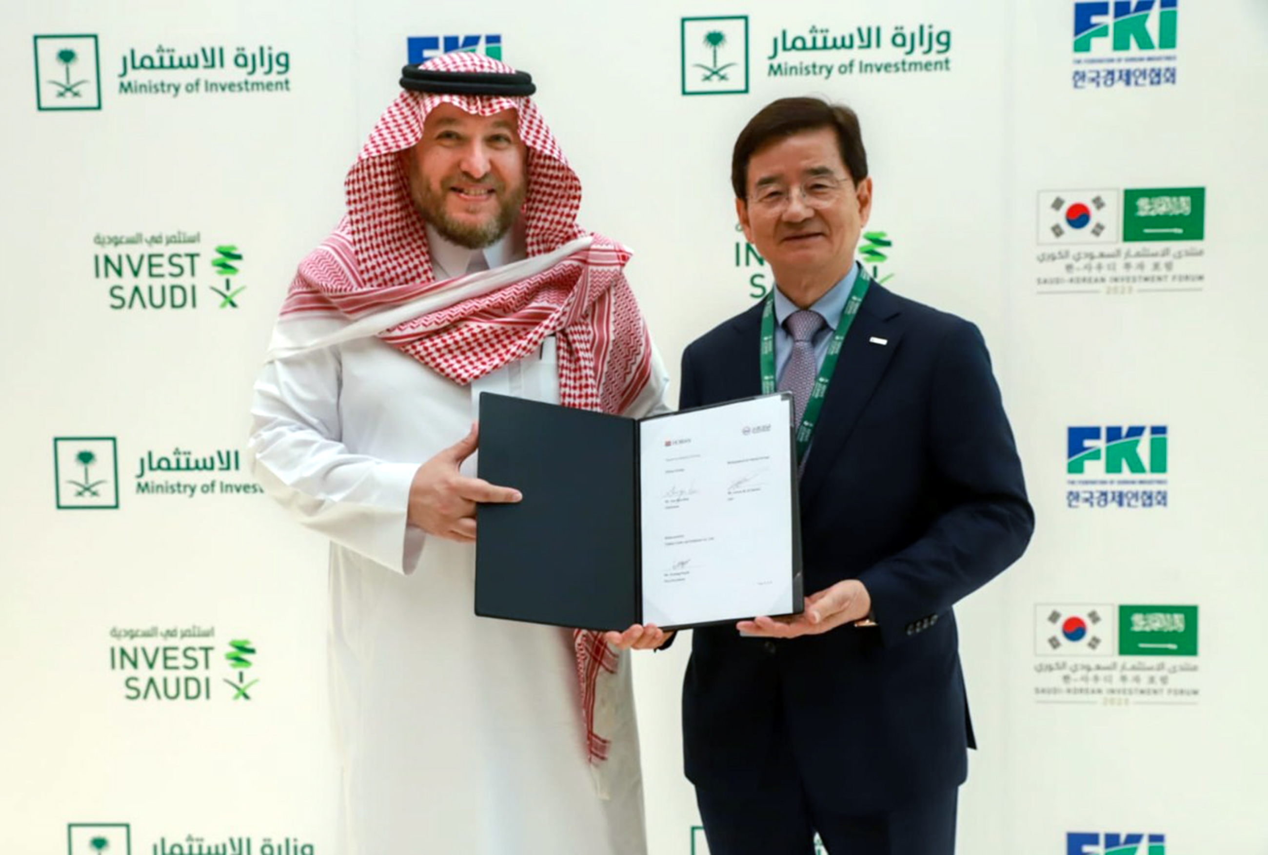 사진 왼쪽부터 살렘 모하메드 알 오자이미 알-오자이미 그룹 대표, 김선규 호반그룹 회장 / 사진제공=호반건설