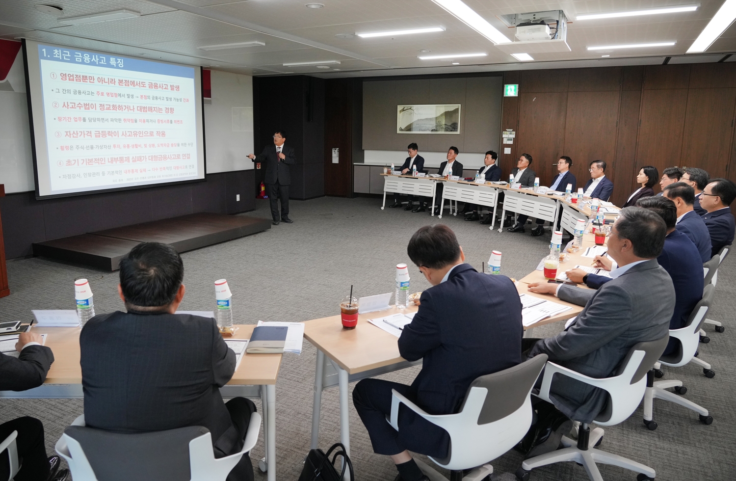 BNK경남은행이 23일 임원 내부통제 역량 강화를 위한 워크샵을 개최했다. /사진제공=BNK경남은행