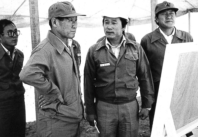 정주영 현대 회장이 사우디아라비아 주베일 산업항 건설 현장을 둘러보며 현황을 점검하고 있다. 사진제공=현대차그룹.