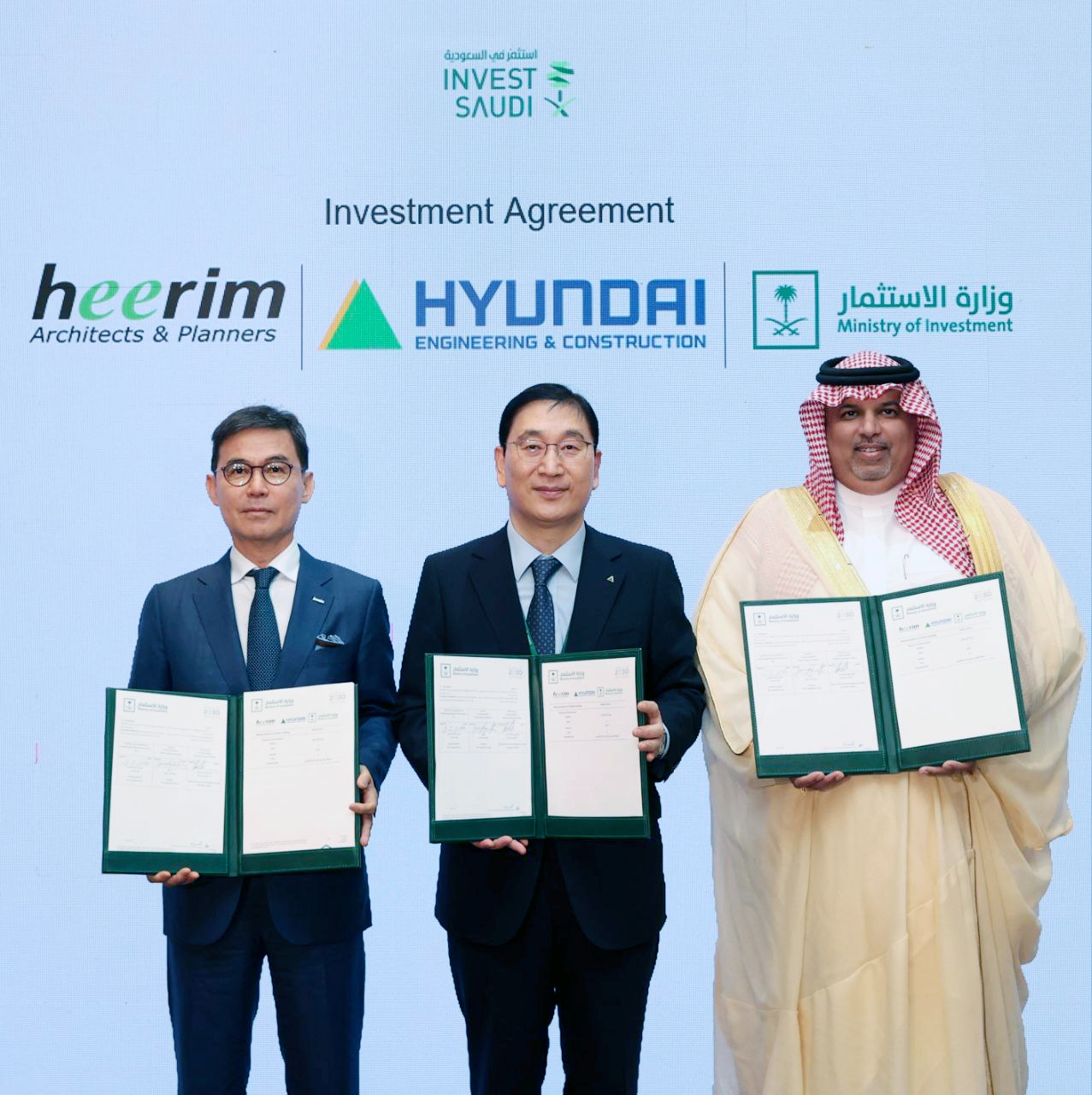 (왼쪽부터)정영균 희림 회장, 윤영준 현대건설 대표이사, 살레 알리 캅티(Saleh Ali Khabti) 사우디 투자부 차관이 3자 업무협약을 맺고 기념촬영을 하고 있다. / 사진제공=희림