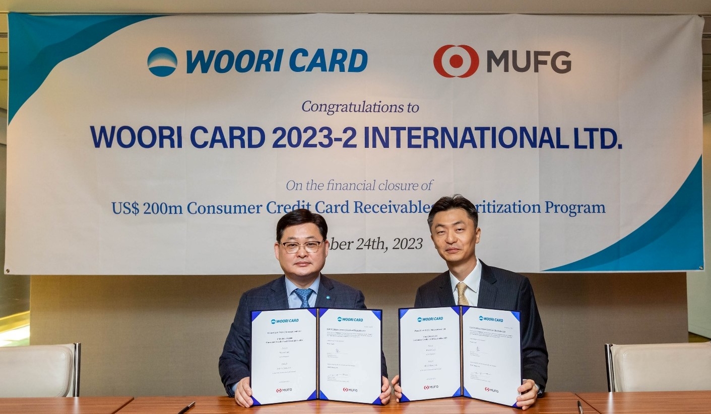 이달 24일 일본 도쿄에서 진행된 해외 자산유동화증권 발행 서명식 행사에서 이재일 우리카드 경영기획본부장(왼쪽)과 정태문 MUFG은행 아태지역 유동화 대표가 기념 사진을 촬영하고 있다./ 사진 = 우리카드