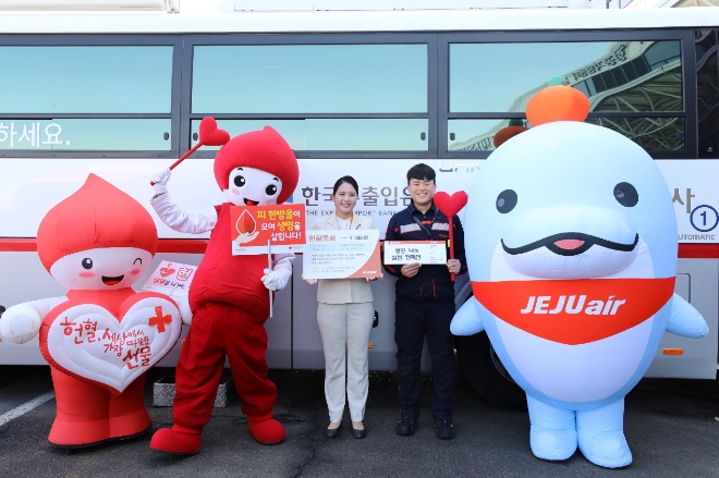 제주항공(대표 김이배)은 임직원들의 자발적 헌혈 캠페인 활동을 통한 생명 나눔 문화 확산에 기여한 공로를 인정받아 대한적십자사로부터 창립 118주년 기념 혈액사업 유공 표창을 받았다. 사진제공=제주항공.