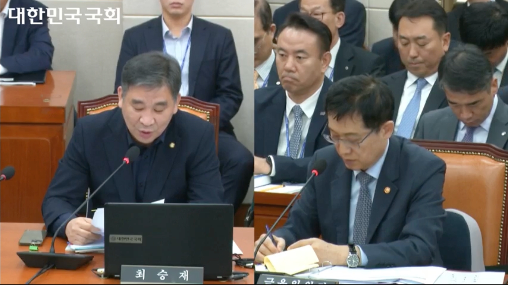 김주현 금융위원장(오른쪽)이 27일 국회 정무위원회 국정감사에 출석해 국민의힘 최승재(왼쪽) 의원의 질의를 경청하고 있다. /사진제공=국회인터넷의사시스템 갈무리