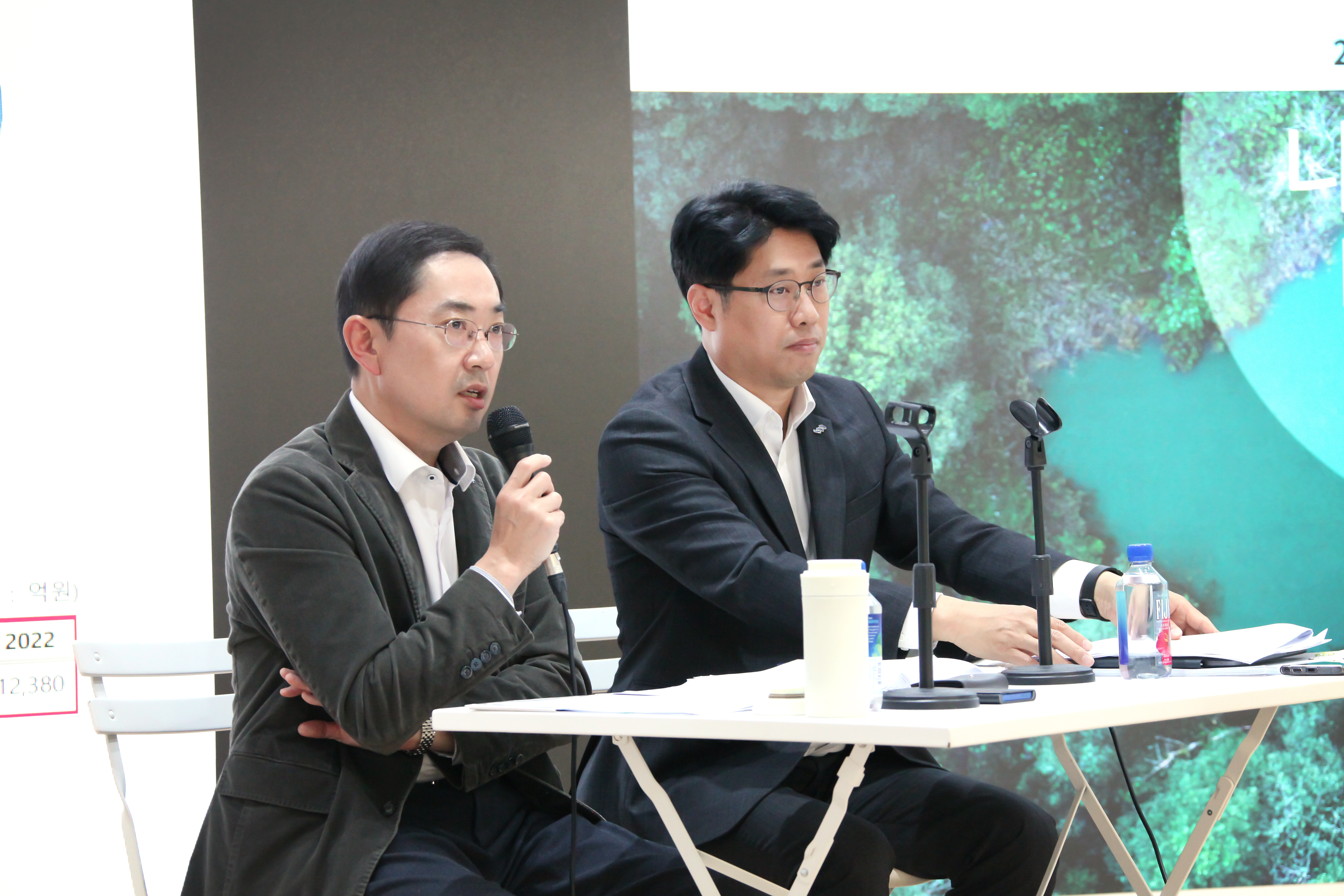 이인균 은행연합회 디지털·ESG그룹 본부장(왼쪽)과 정해민 은행연합회 지속가능경영부장(오른쪽)이 30일 2022년 은행 사회공헌활동 현황을 설명하고 있다. /사진제공=은행연합회