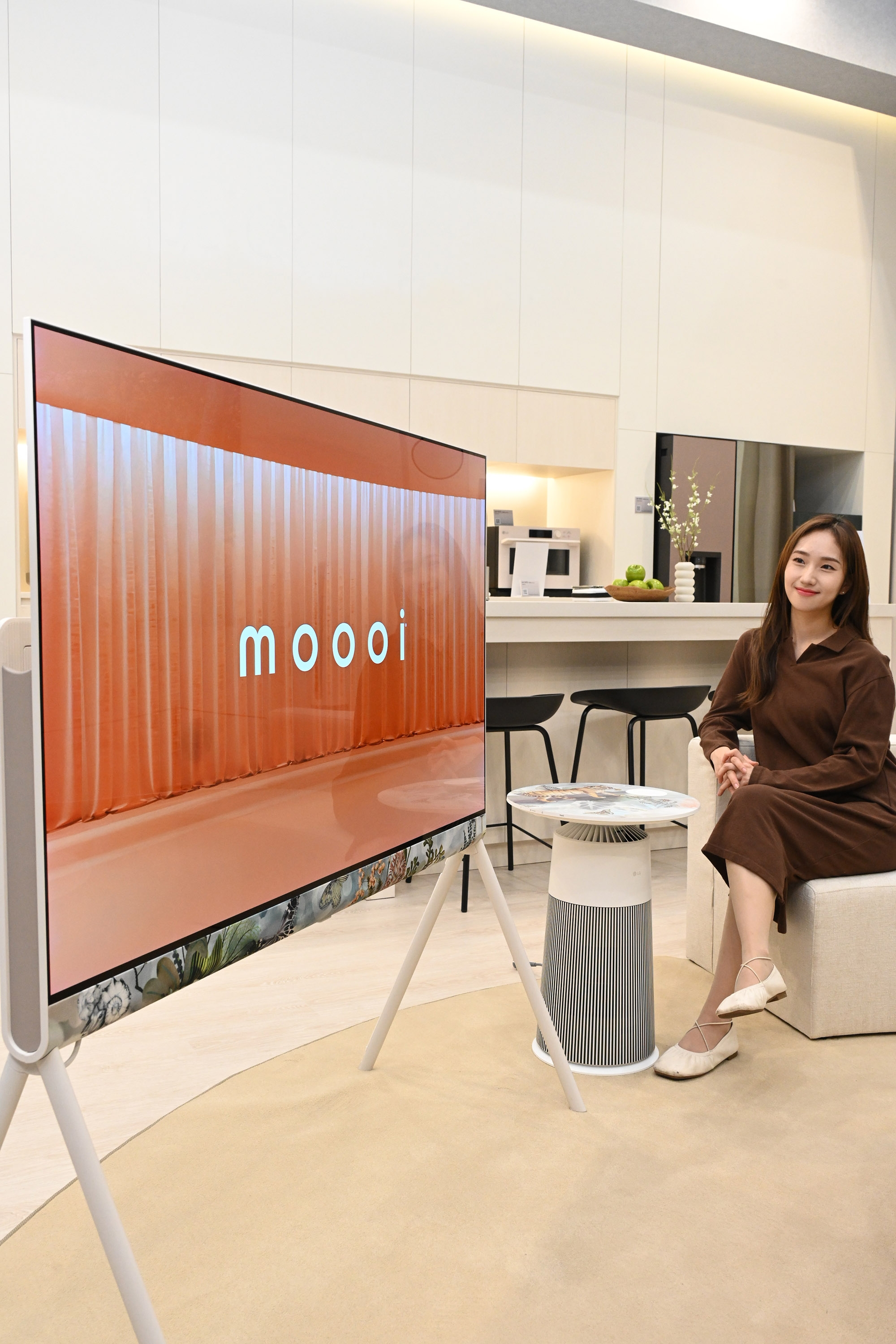 LG전자가 프리미엄 라이프스타일 브랜드 모오이의 독창적 디자인을 더한 'LG 오브제컬렉션' 모오이 에디션 2종을 출시한다. 모델이 다양한 동물들이 아름답게 표현된 모오이의 대표 디자인을 적용한 라이프스타일 올레드 TV '포제'와 테이블형 공기청정기 '에어로퍼니처'를 체험하고 있다./사진제공=LG전자