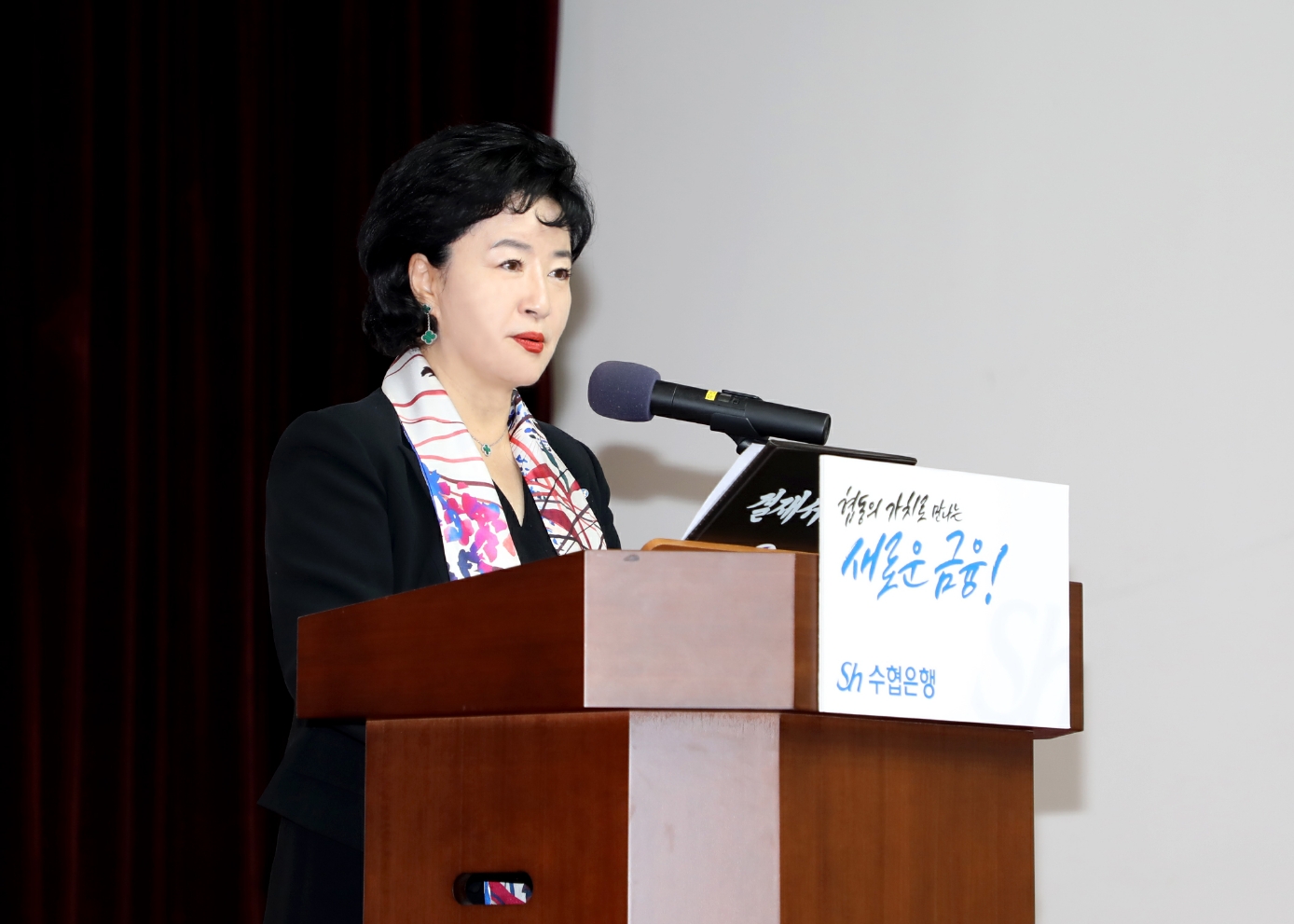강신숙 Sh수협은행장이 지난 27일 서울 송파구 수협은행 본사에서 열린 ‘2023년 제4차 수협은행 경영전략회의’에서 총평을 하고 있다. /사진제공=Sh수협은행