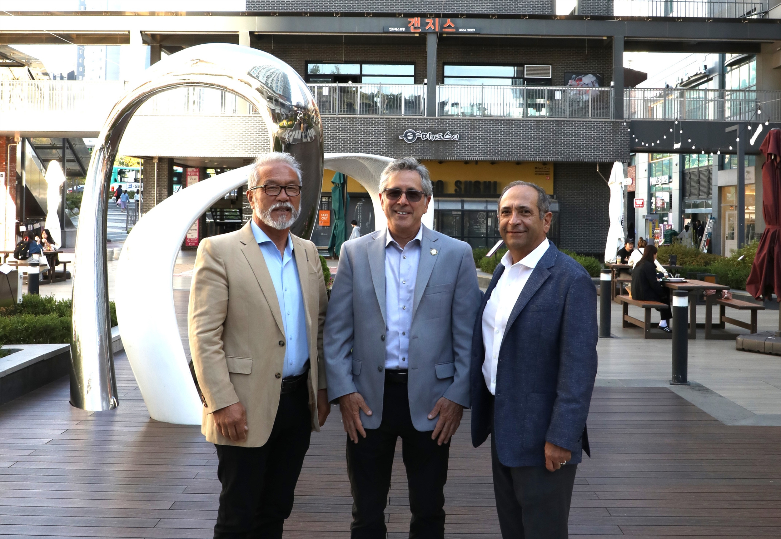 글렌데일시 댄 브로트만(Dan Brotman) 시장을 비롯한 방문단이 동탄2신도시를 둘러보고 있다. / 사진제공=반도건설