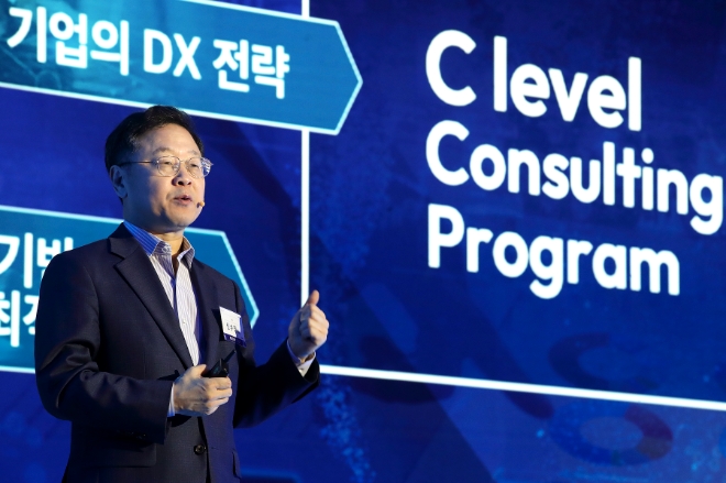 KT(대표 김영섭)는 2일 오전 서울 송파구 소피텔 앰배서더 서울에서 산업군별 100여개 기업의 고객과 관계자들이 참여한 가운데 ‘디지털 전환을 통한 비즈니스와 고객가치 혁신’을 주제로 ‘DX Summit 2023’ 콘퍼런스를 진행했다. 사진제공-KT.
