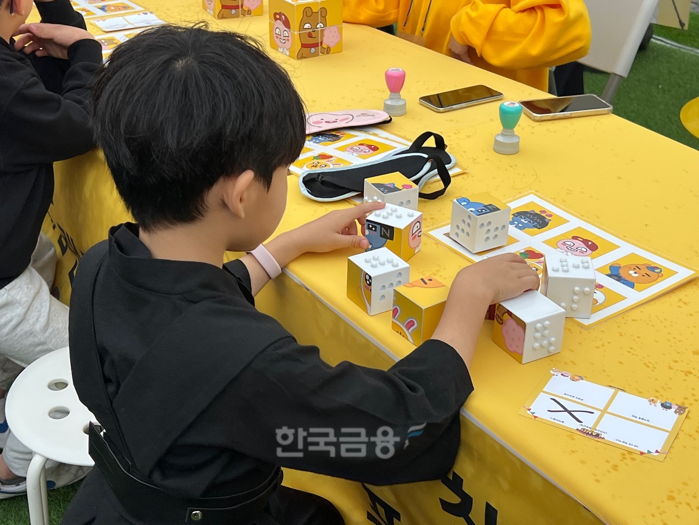 한 아이가 카오게임즈 부스를 방문해 '알쏭달쏭 점자블록' 콘텐츠를 즐기고 있다. / 사진=이주은 기자