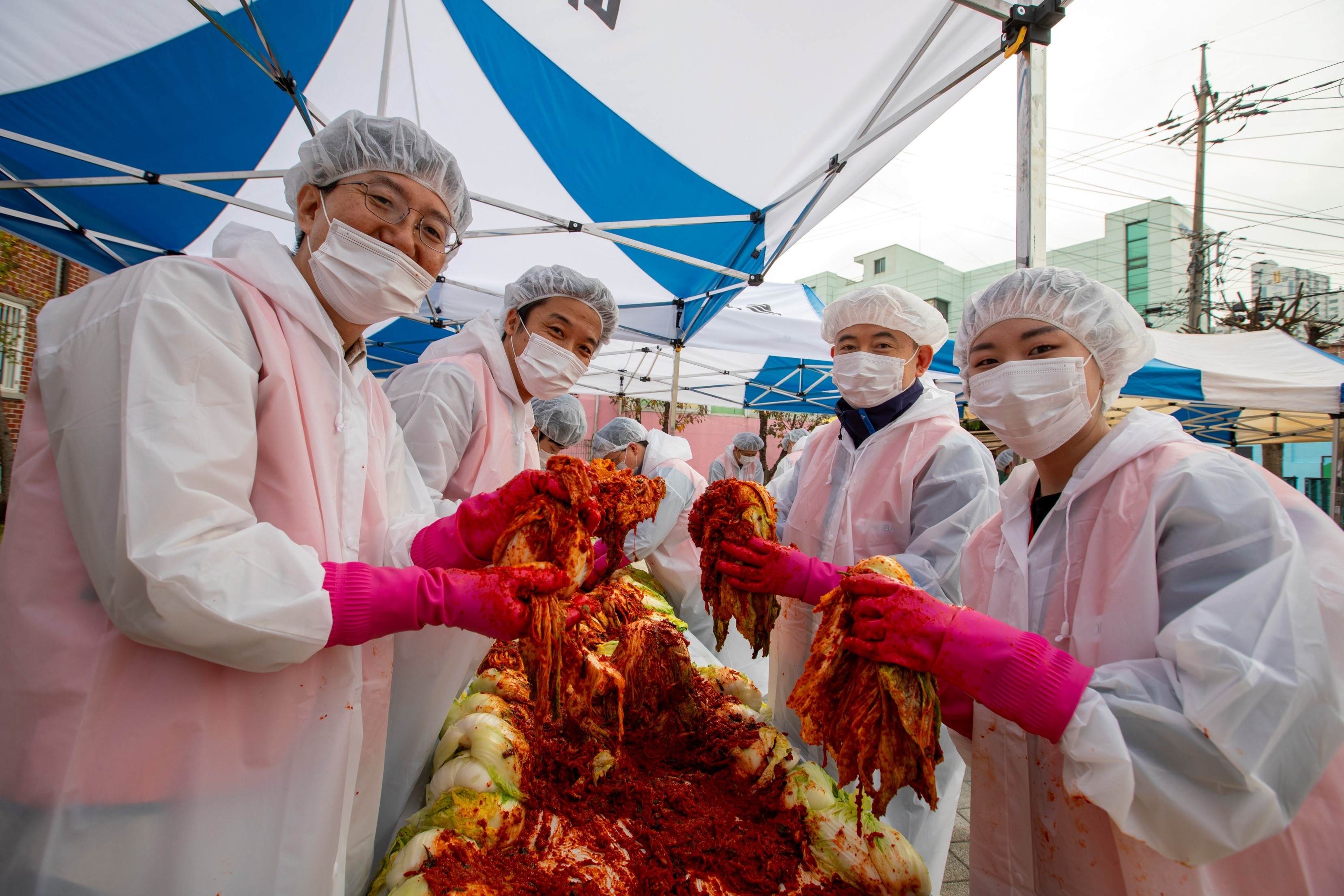 호반사랑나눔이 사랑의 김장 봉사활동 모습./사진제공=호반그룹