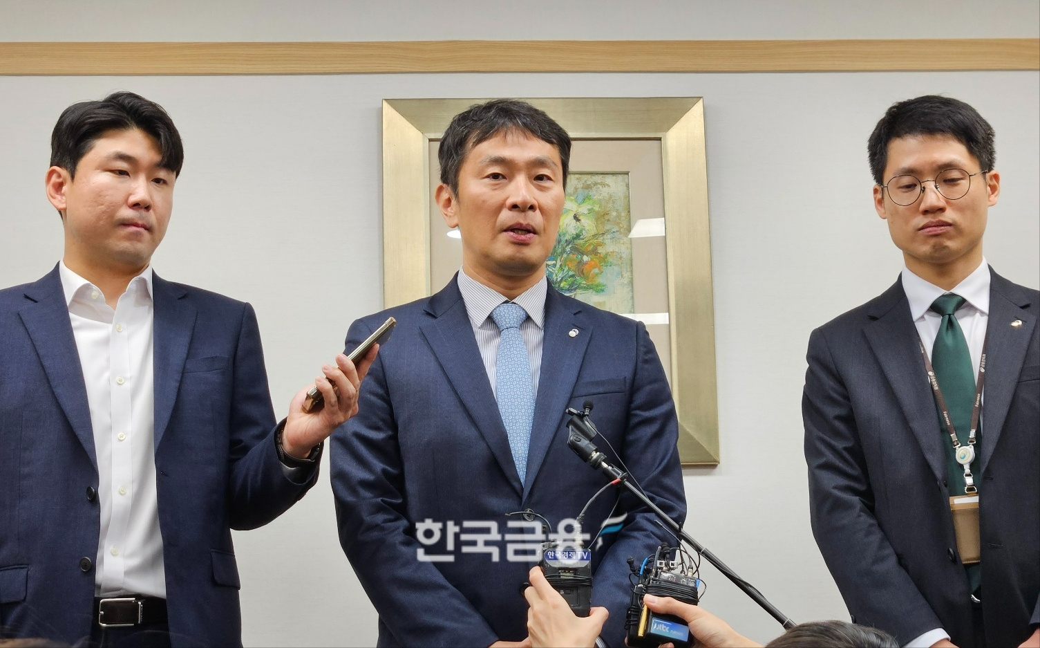 이복현 금감원장(가운데)이 6일 서울 한국공인회계사회 회관에서 열린 '회계법인 CEO 간담회'를 마친 후 취재진들이 묻는 질문에 답하고 있다. /사진=신혜주 기자