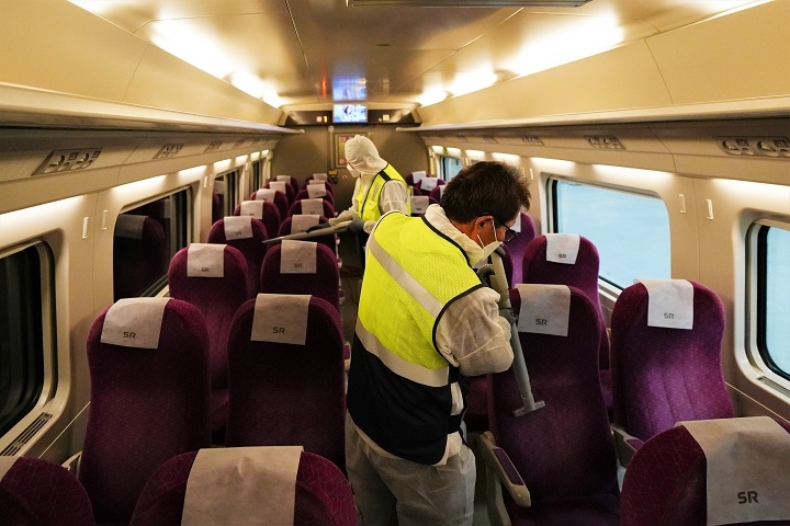 SR관계자들이 SRT 방역·실내소독 작업하는 모습./사진제공=SR