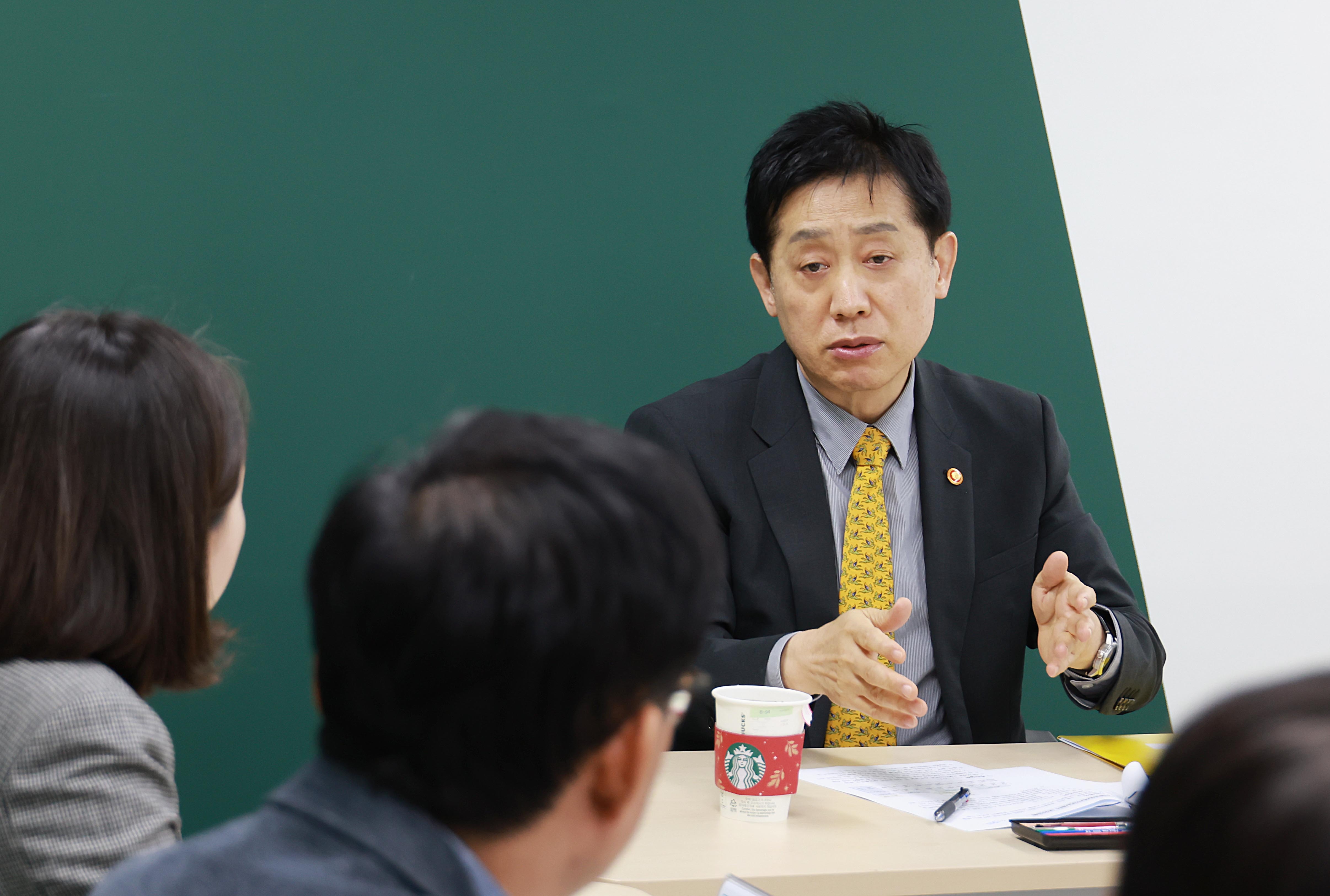 김주현 금융위원장이 7일 오후 서울 강남구 서울금융복지상담센터 청년동행센터와 서울 서초구 대한법률구조공단 개인회생파산지원센터에 방문해 청년·취약계층의 금융이용 애로상황 등을 청취하고 있다./사진제공=금융위