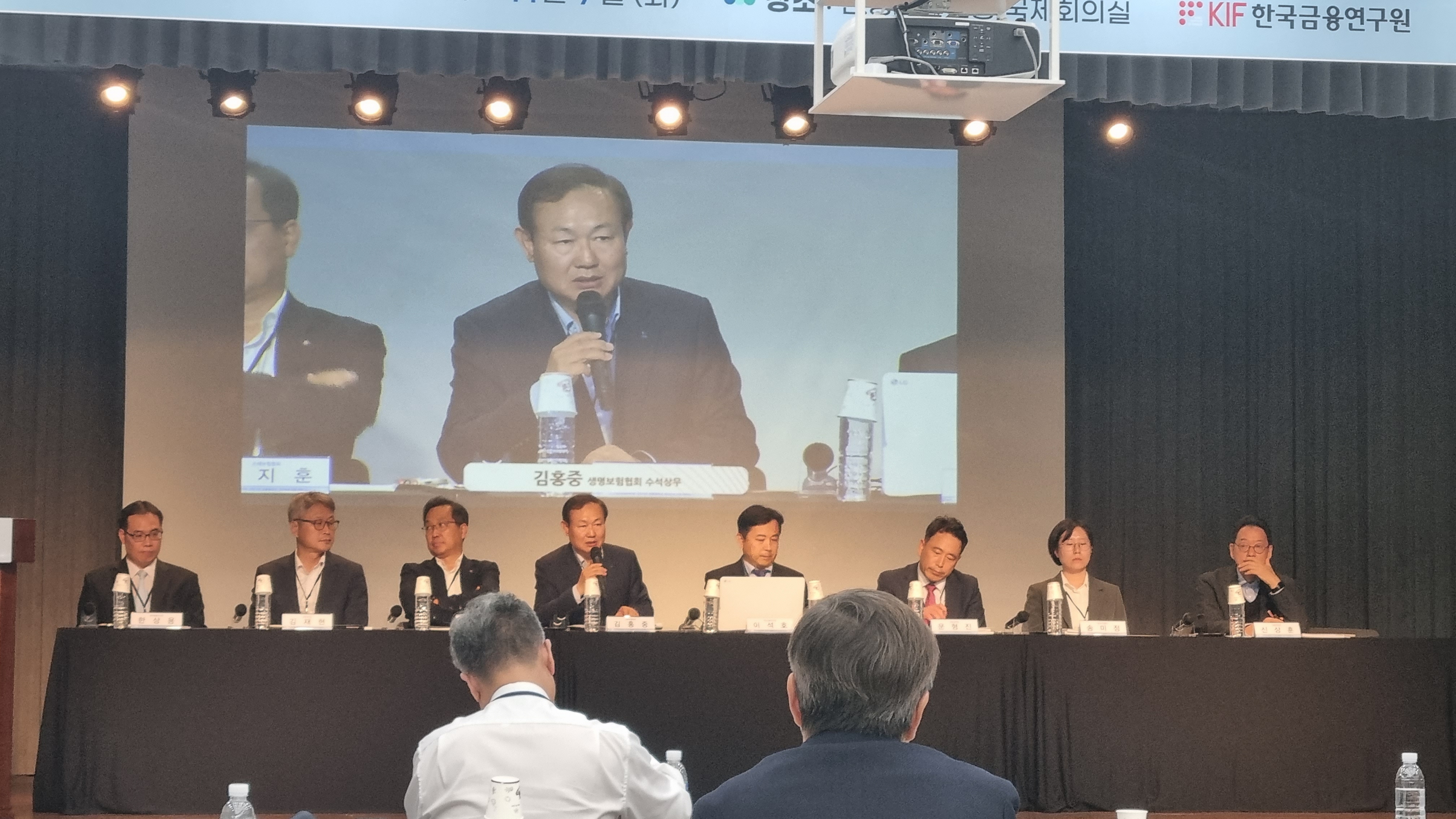 7일 은행회관 국제회의실에서 열린 ‘2023년 금융동향과 2024년 전망세미나’에서 김재현 상명대 글로벌금융학과 교수, 김홍중 생명보험협회 수석상무,김지훈 손해보험협회 상무, 신상훈 금융위원회 보험과장 등은 패널토론을 하고 있다.(2023.11.07.)./사진=정은경 기자