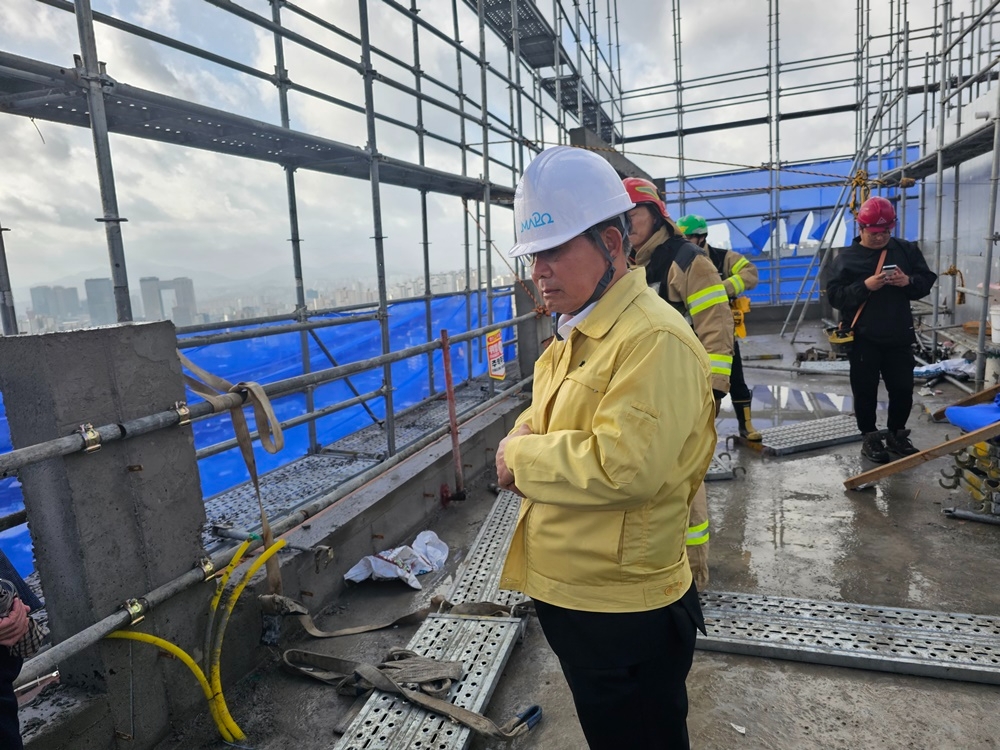 박강수 마포구청장은 지난 6일 가설물 기울임 현상이 발생한 공사장 현장을 찾아 원상 복구된 가설물을 점검하고 있다./사진제공=마포구