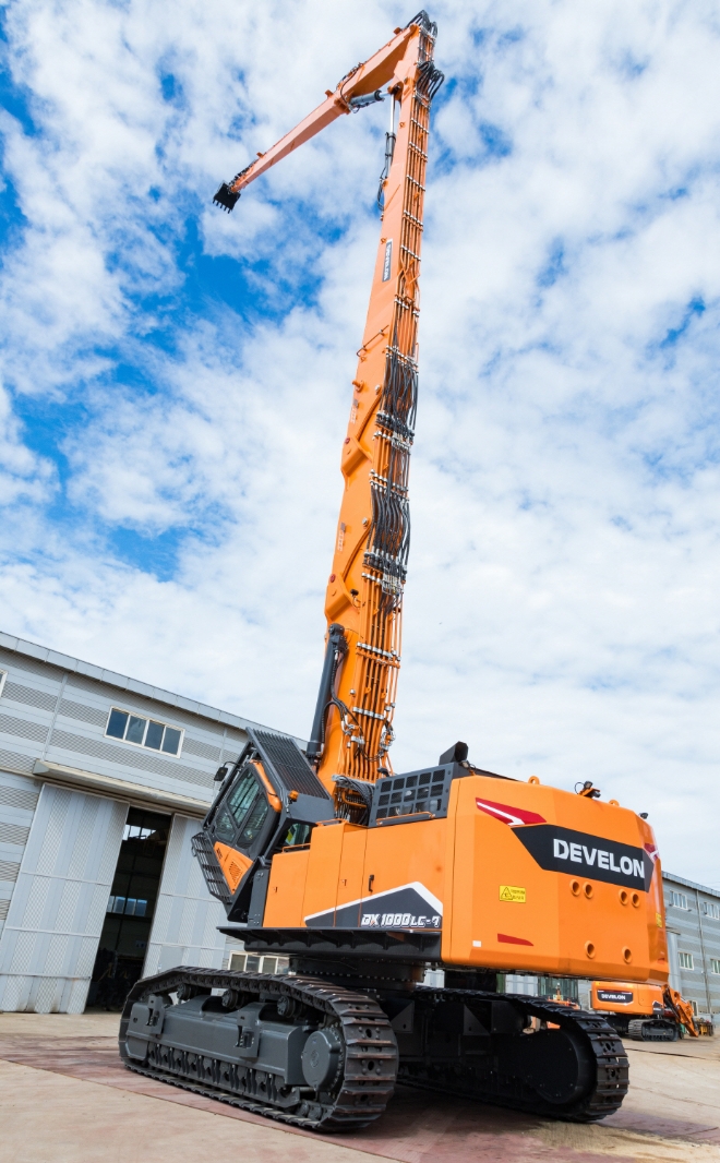 HD현대인프라코어(대표 조영철, 오승현)는 국내 최초로 130톤급 철거용 굴착기(모델명: DX1000LC-7 Demolition)를 출시하고, 최근 1호기를 아파트 철거현장에 납품했다. 사진제공=HD현대인프라코어.