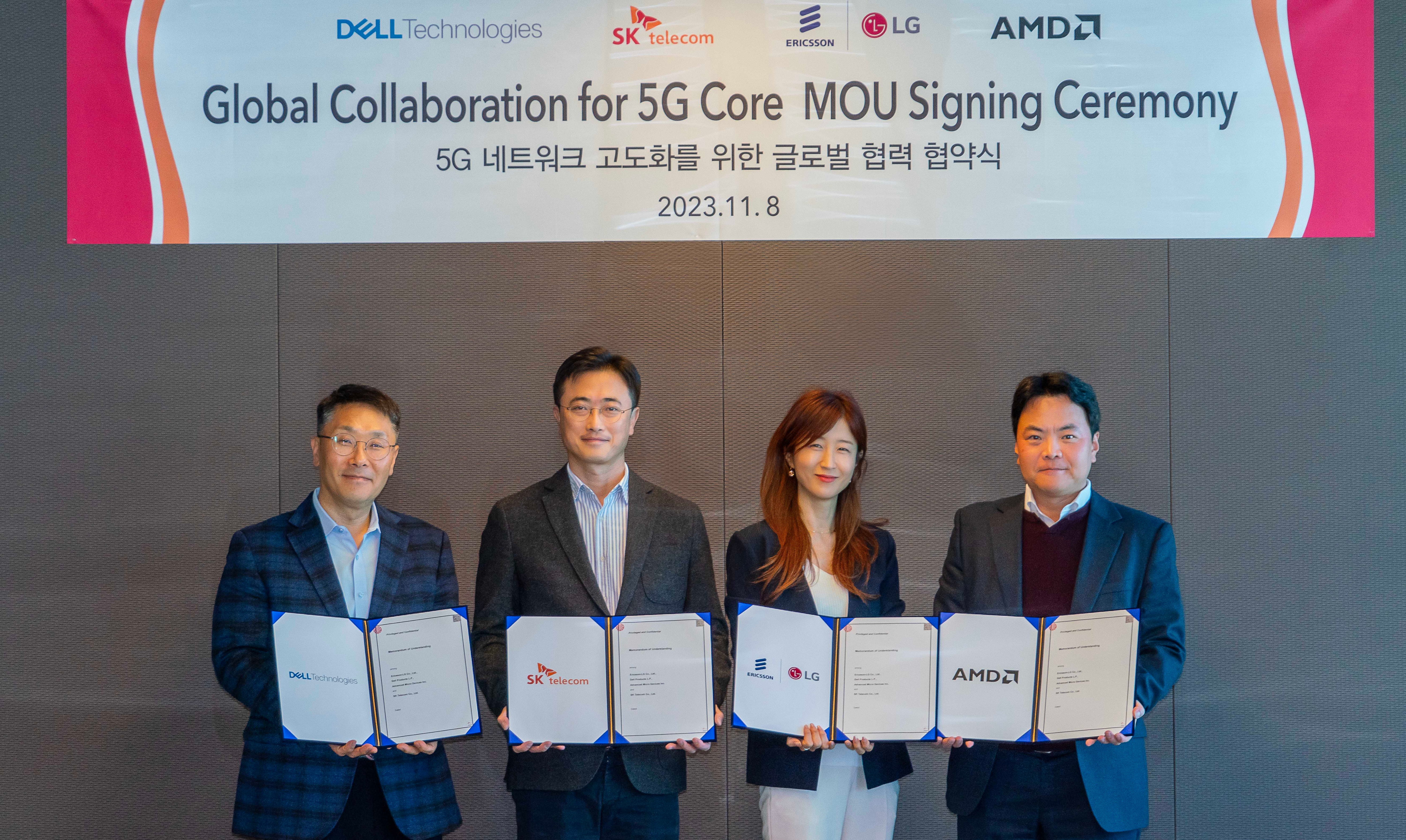 SK텔레콤은 에릭슨엘지, 델 테크놀로지스, AMD와 함께 5G 코어 시스템 고도화를 위한 글로벌 협력 체계를 구축했다고 9일 밝혔다.사진은 협약식에 참가한 관계자들이 기념촬영을 하고 있는 모습. 왼쪽부터 고상봉 델 테크놀로지스 telco 비즈니스그룹 CE(전무), 이종훈 SKT 인프라 엔지니어링 담당(부사장), 조인숙 에릭슨엘지 클라우드 소프트웨어 및 서비스 담당(상무), 이재형 AMD 커머셜 대표(상무) / 사진제공=SKT
