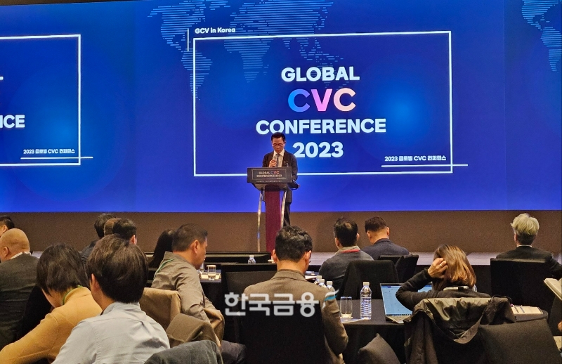 한국벤처캐피탈협회가 10일 오전 9시 서울 동대문에서 중소벤처기업부와 함께 '2023 글로벌 CVC 컨퍼러스'를 개최했다. 윤건수 VC협회장이 개회사를 하고 있다. /사진=신혜주 기자