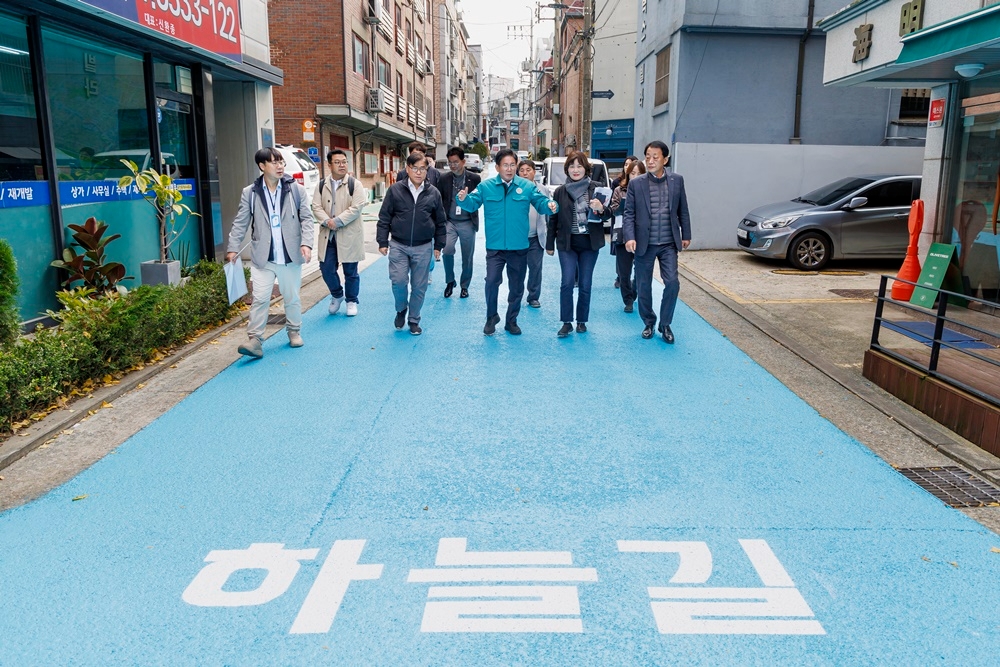 박강수 마포구청장이 공무원 관계자들과 합정 하늘길 도로를 점검하는 모습./사진제공=마포구