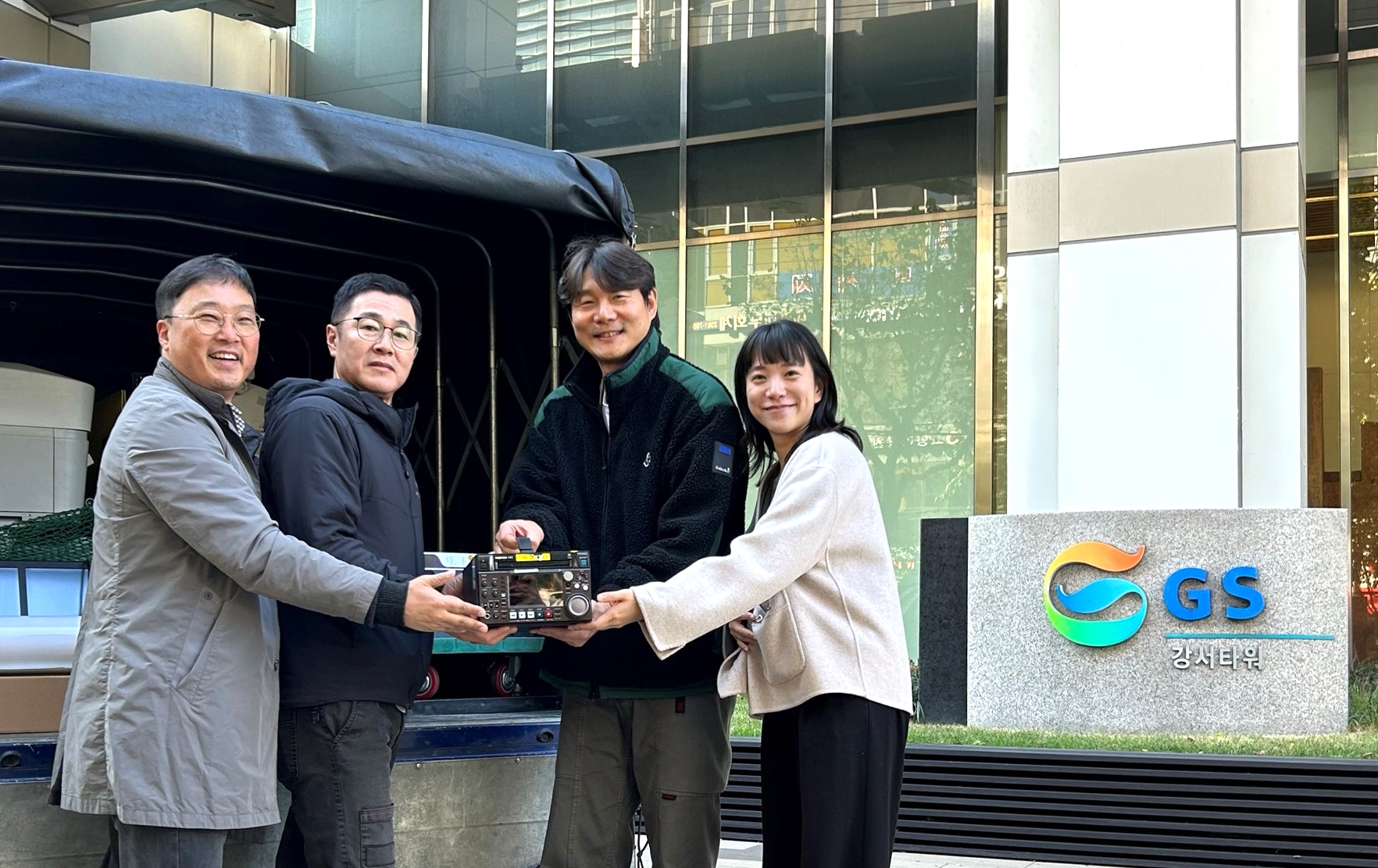 GS샵 임직원이 방송 장비를 기부하는 모습. /사진제공=GS리테일