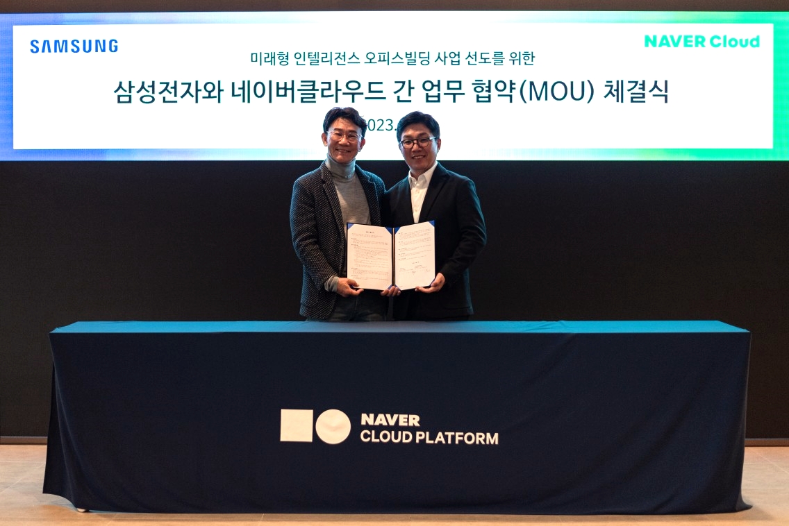 네이버클라우드가 삼성전자와 미래형 인텔리전스 오피스빌딩 사업 선도를 위한 업무협약을 체결했다. (왼쪽부터) 삼성전자 한국총괄 겸 B2B 통합오퍼링사무국장 강봉구 부사장과 네이버클라우드 김유원 대표. / 사진제공=네이버클라우드