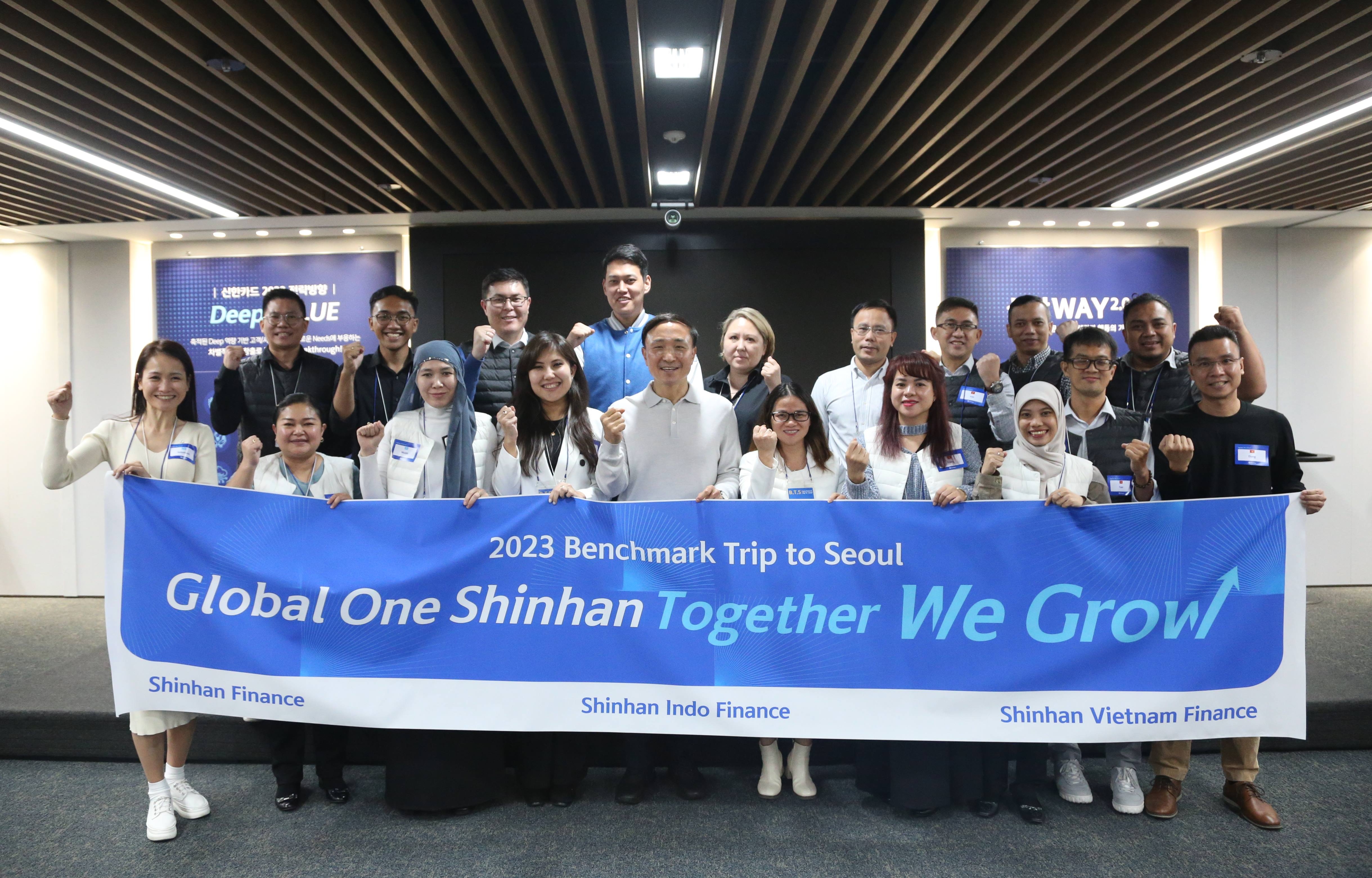 연수 첫날인 지난 6일 문 사장(앞줄 왼쪽에서 다섯번째)이 신한파이낸스(카자흐스탄), 신한인도파이낸스(인도네시아), 신한베트남파이낸스(베트남)의 직원들과 간담회를 마치고 기념사진을 찍고 있다./ 사진 = 신한카드
