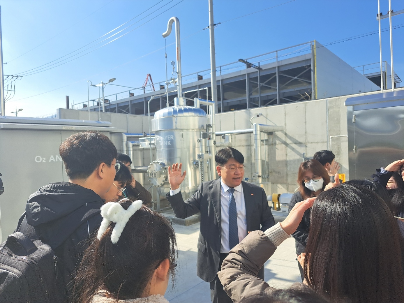 오승환 SK에코플랜트 분산에너지사업 담당임원이 경남창원그린에너지센터 내 설치된 시설들에 대해 설명하고 있다. / 사진=장호성 기자