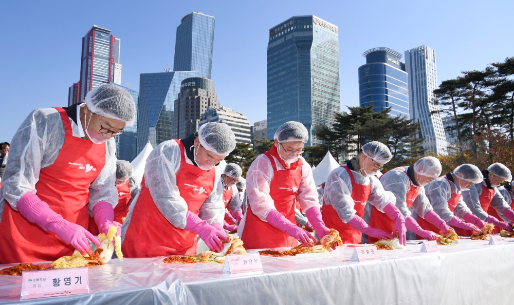 금융투자협회는 14일 여의도공원에서 금투업계 및 증권유관기관과 공동으로 '제13회 사랑의 김치 페어(Fair)' 김장행사를 실시했다. 황영기 초록우산어린이재단 회장(왼쪽 첫번째), 서유석 금융투자협회장(왼쪽 두번째) 및 금투업계 CEO들이 김장을 하고 있다. / 사진제공= 금융투자협회(2023.11.14)