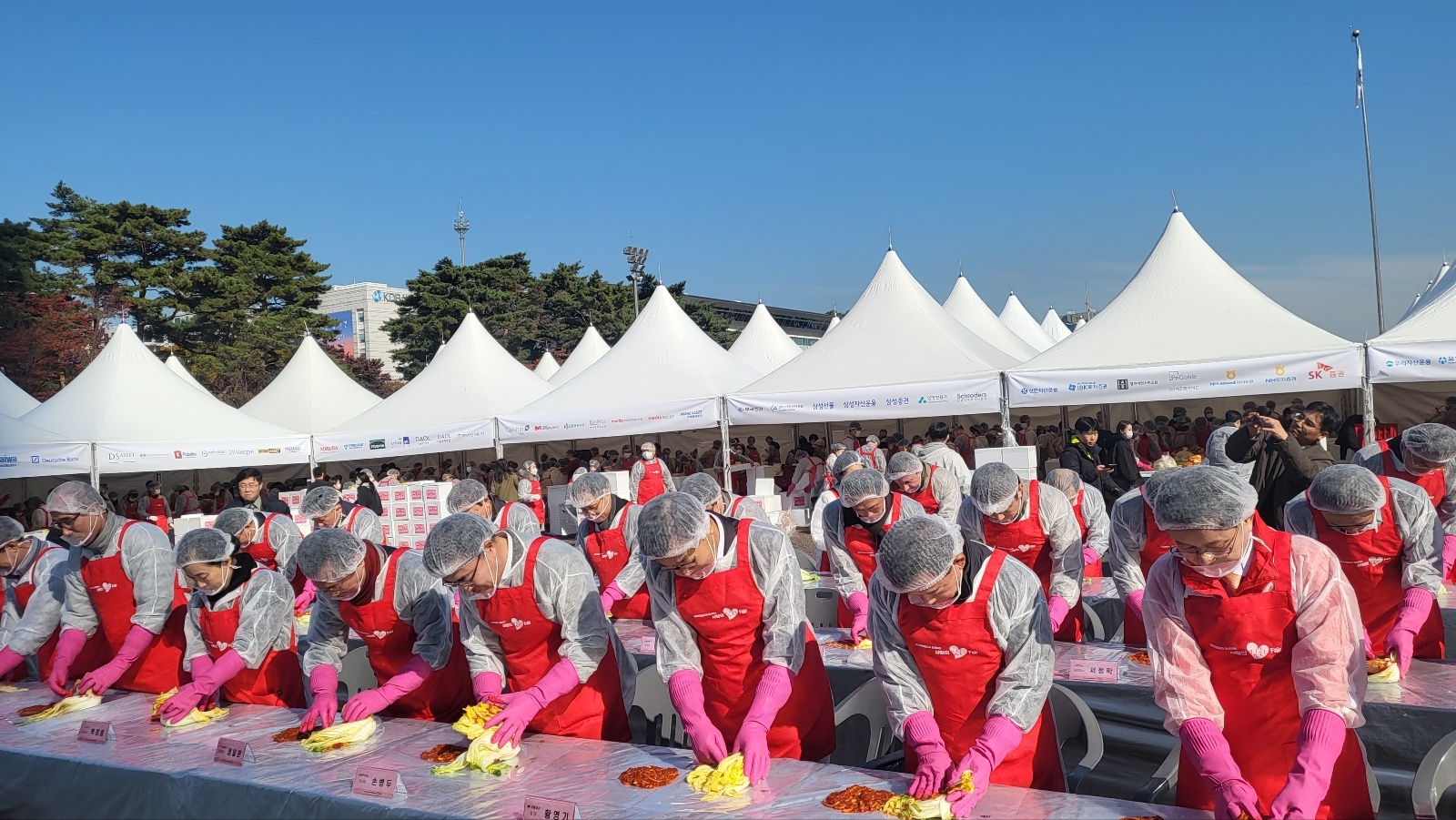 금융투자협회는 14일 오전 11시 여의도공원에서 금투업계 및 증권유관기관과 공동으로 '제13회 사랑의 김치 페어(Fair)' 김장행사를 실시했다. 금투 CEO(최고경영자) 등 참석자들이 김치 명인의 강의를 듣고 김장을 하고 있다. / 사진= 한국금융신문(2023.11.14)