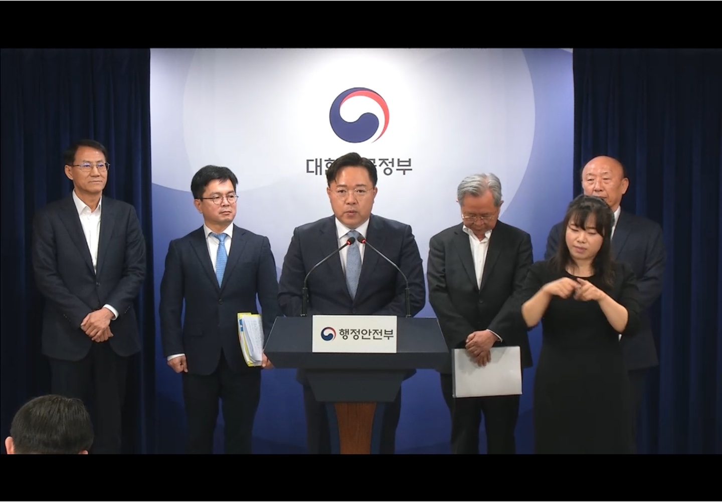 최병관 행정안전부 지방재정실장(왼쪽에서 세번째)이 14일 오후 정부서울청사 본관에서 진행된 ‘새마을금고 경영혁신안 관련 합동 브리핑’에서 발언하고 있다./ 사진 = e브리핑 갈무리