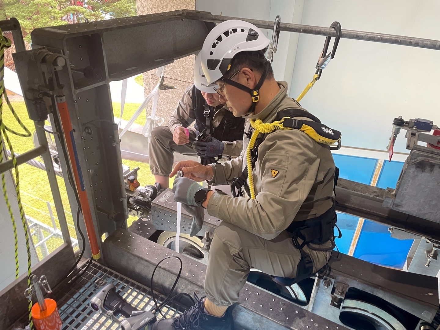 강원랜드 하이원리조트 관계자들이 와이어로프를 점검하는 모습./사진제공=강원랜드