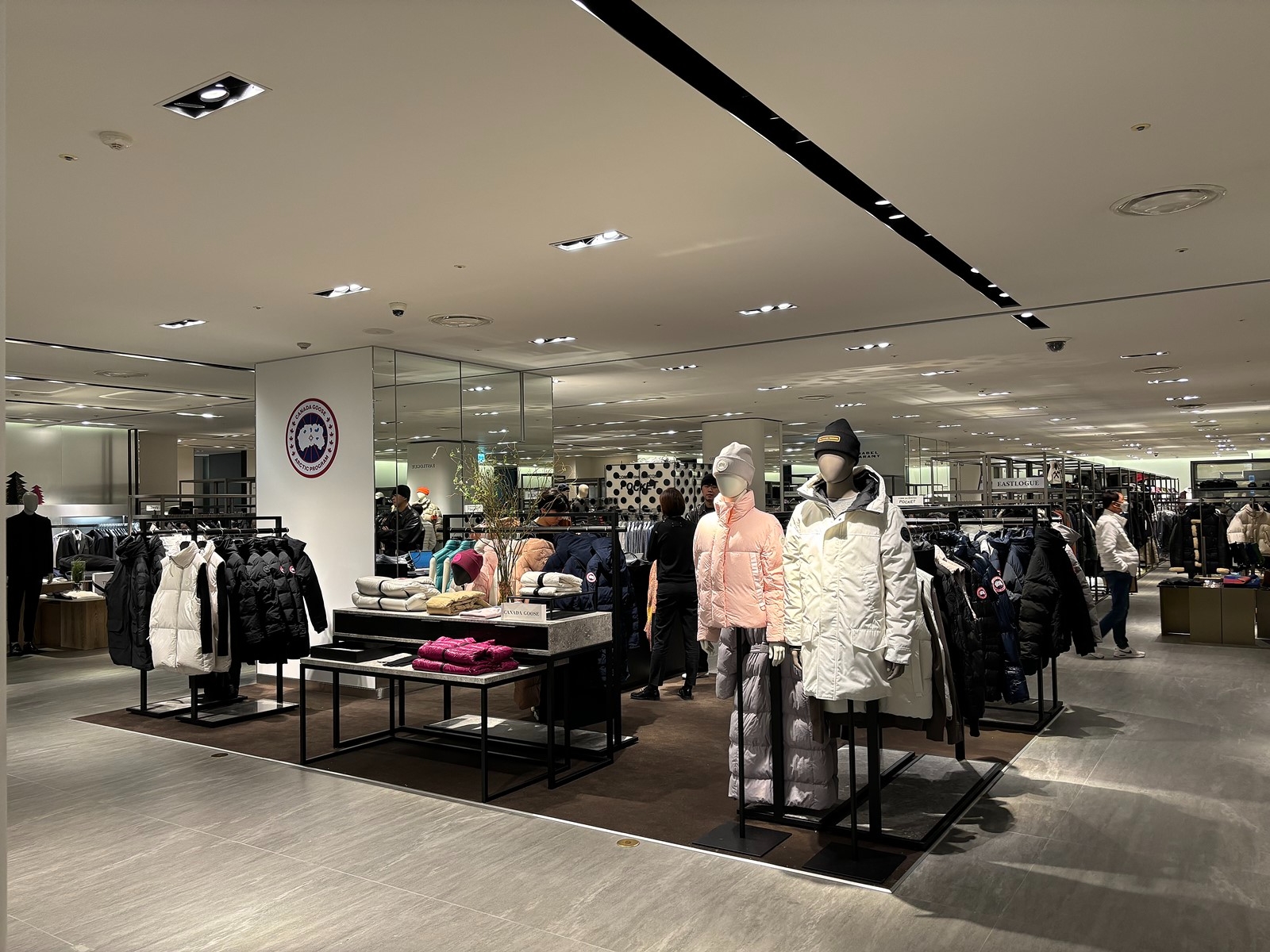 캐나다구스 팝업스토어 전경. 갤러리아 백화점이 오는 17일이부터 겨울세일에 돌입한다. /사진제공=갤러리아백화점