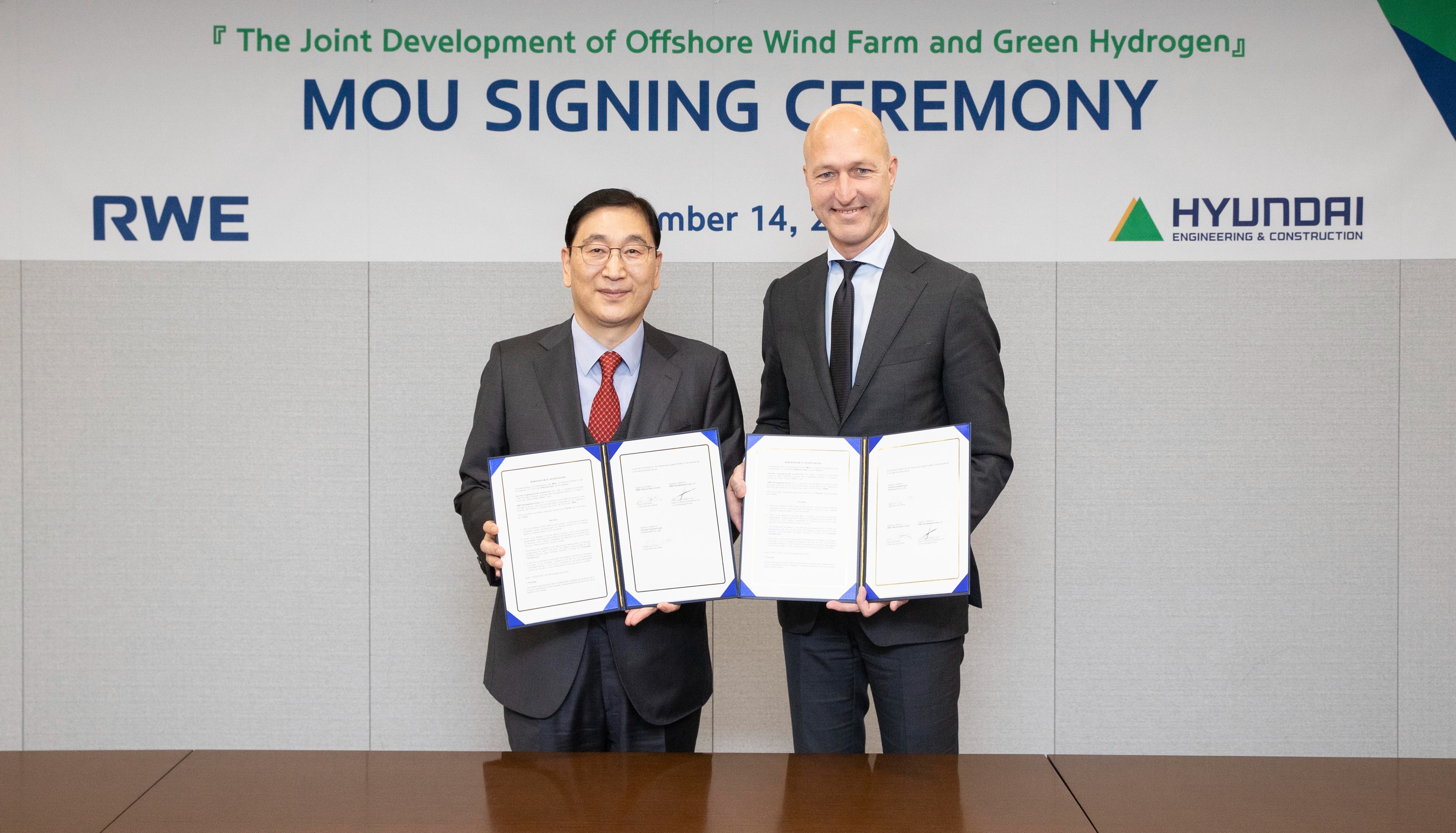 현대건설 윤영준 사장(왼쪽)과 RWE 스벤 우테르묄렌 CEO(오른쪽)가 14일 서울 종로구 현대건설 계동사옥에서 해상풍력발전 및 그린수소사업 공동개발 협력에 관한 업무협약을 체결하고 기념촬영을 하는 모습./사진제공=현대건설