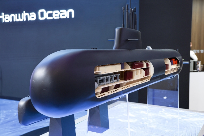 한화오션(부회장 권혁웅)은 15일 대한해군협회가 개최한 ‘대한민국 해군 창설 78주년 기념 제7회 안보세미나’에서 장보고III 배치-II 잠수함의 장점과 차별화된 성능을 설명하고 K-잠수함 수출 전망에 대해 발표하는 시간을 가졌다. 사진제공=한화오션.