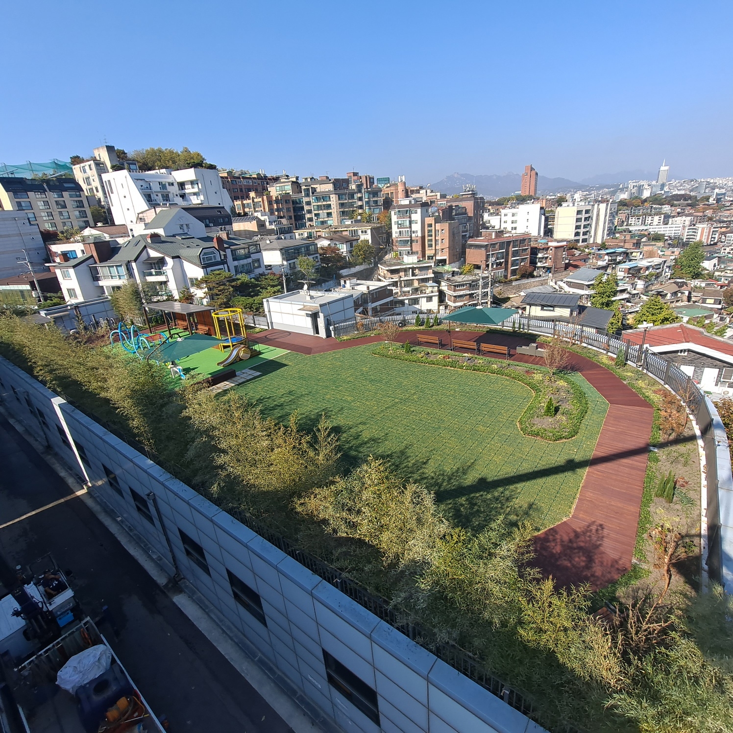 중구 버티공영주차장 옥상정원 전경./사진제공=중구