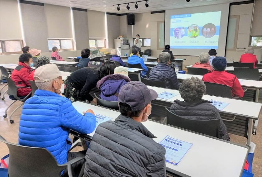 영등포구 관계자가 폐지 수집 어르신들을 대상으로 교통안전 교육 진행하는 모습./사진제공=영등포구