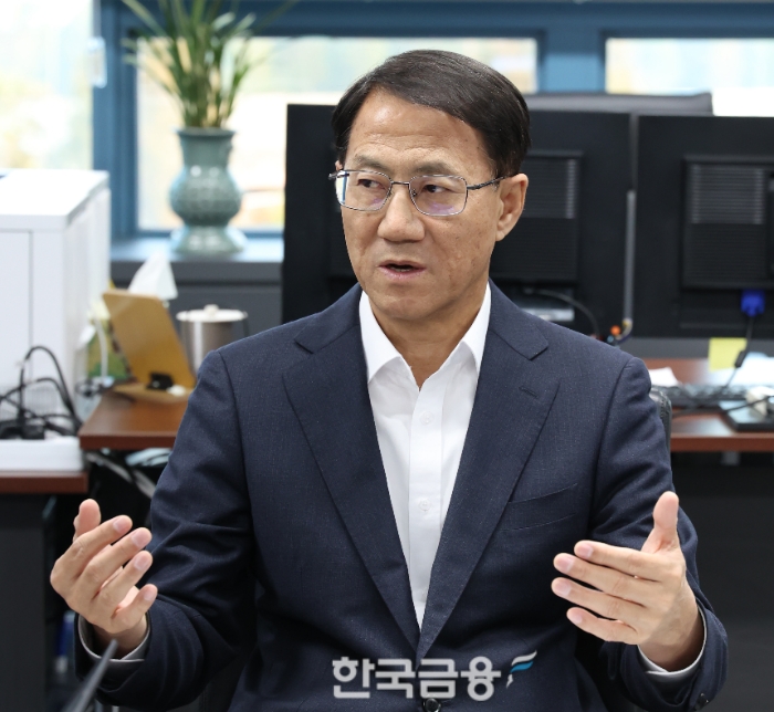 김성렬 새마을금고 경영혁신자문위원장이 지난 15일 서울 강남에 위치한 새마을금고중앙회 본부에서 한국금융신문과 인터뷰를 하고 있다. /사진=한국금융신문